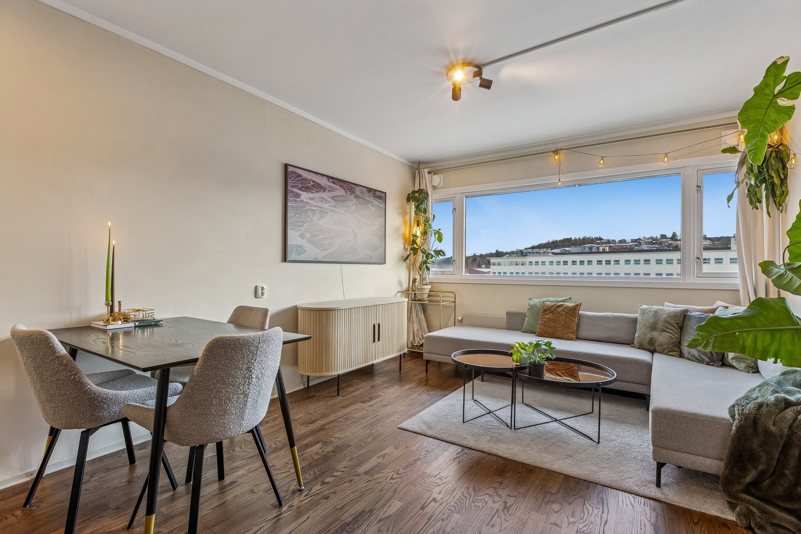 En lys, moderne og arealeffektiv andelsleilighet med gjennomgående god standard. Galleribilde