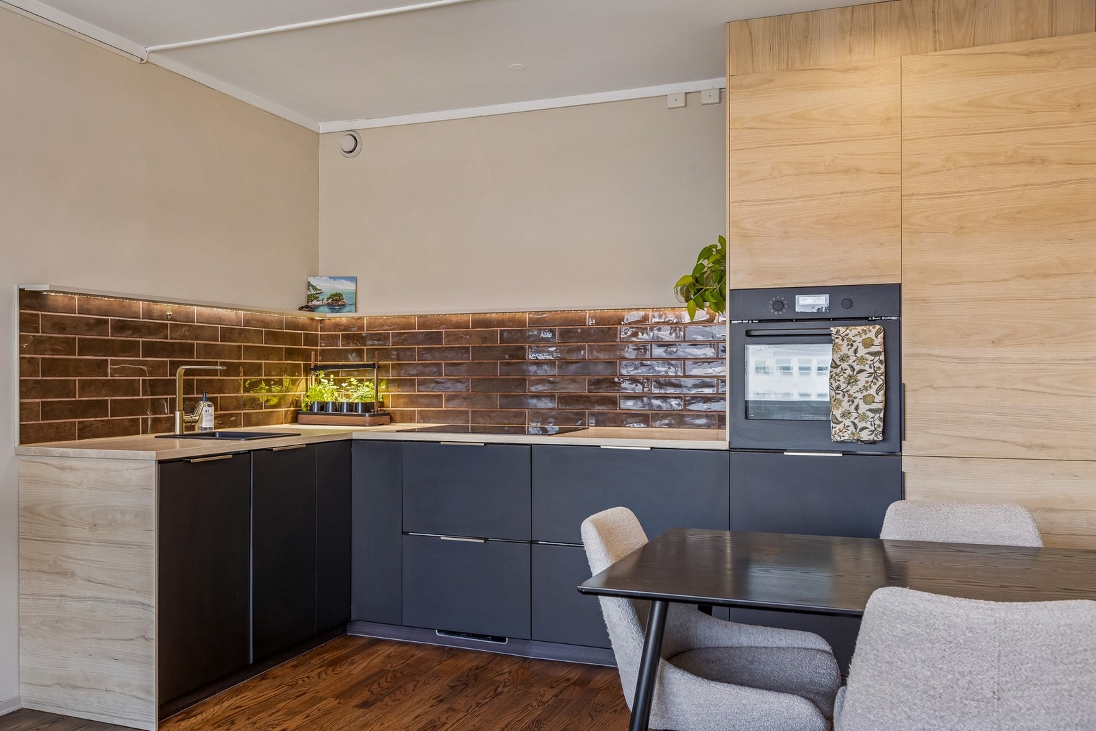 Et av kjøkkenets mange kvaliteter er skap og benkeplass for ekstra mye lagring. Galleribilde