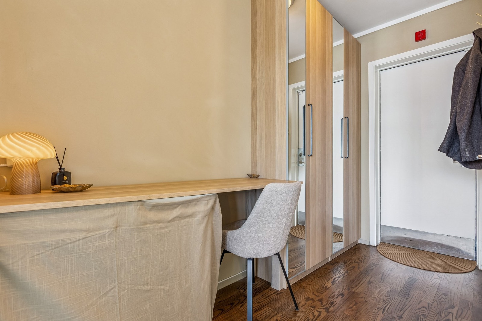 Innbydende inngangsparti med god plass til å henge fra seg sko og yttertøy. Galleribilde