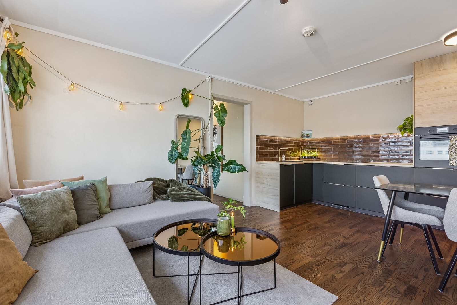 Kjøkkenet ble pusset opp i 2022. med ny benkeplate, flis over benk og vask. Kjøkkeninnredning fra IKEA. Galleribilde