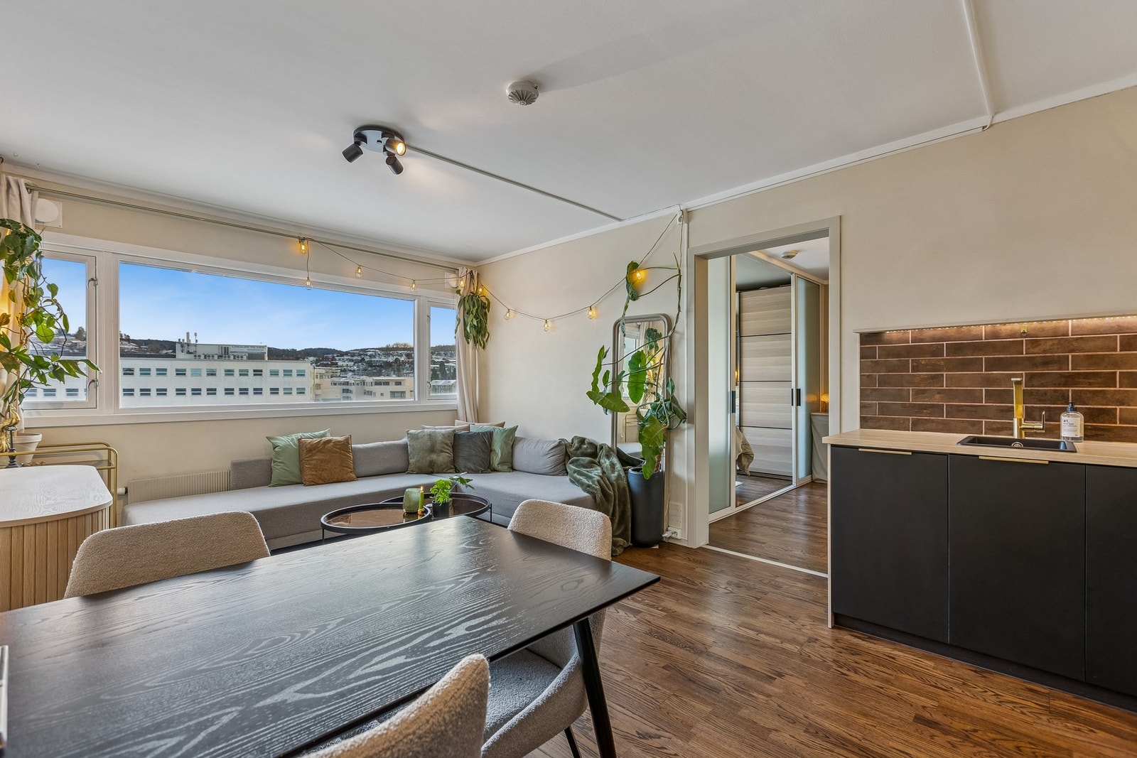 På stuen er det god plass til sittegruppe, stue/spise- og TV-bord. Galleribilde