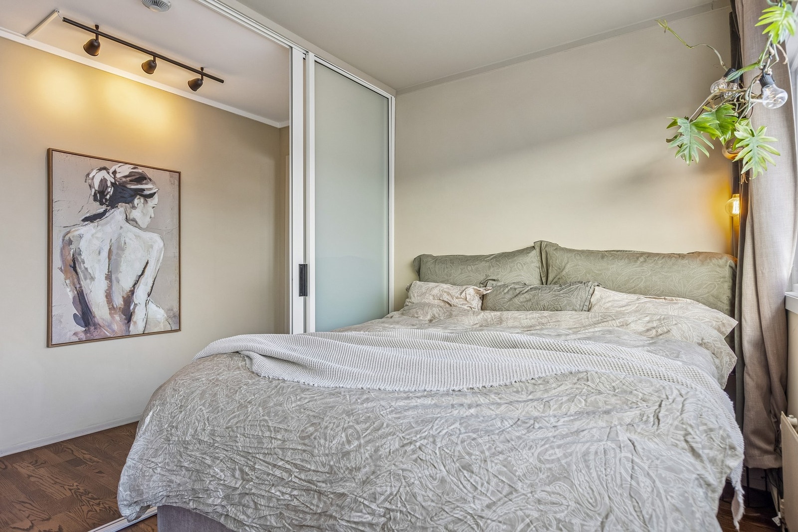 Her er det god plass til dobbeltseng, nattbord og garderobeløsninger. Galleribilde