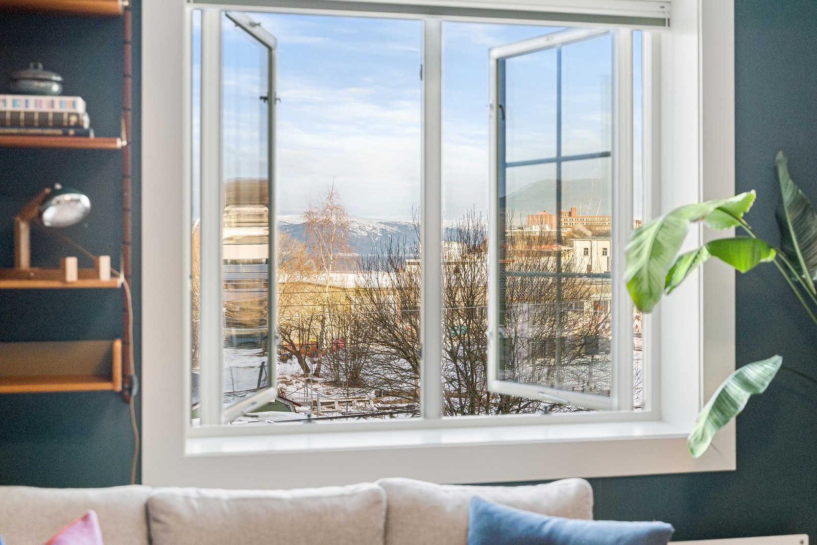 Boligen har malte trevinduer med 3-lags glass fra 2024. Flott utsikt. Galleribilde