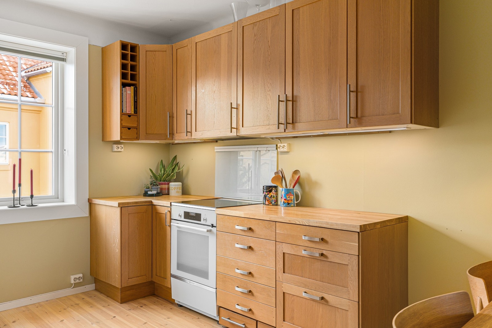 Kjøkkenet ble komplettert i 2020. Kjøkkenet er på romslige 16 kvm. Galleribilde