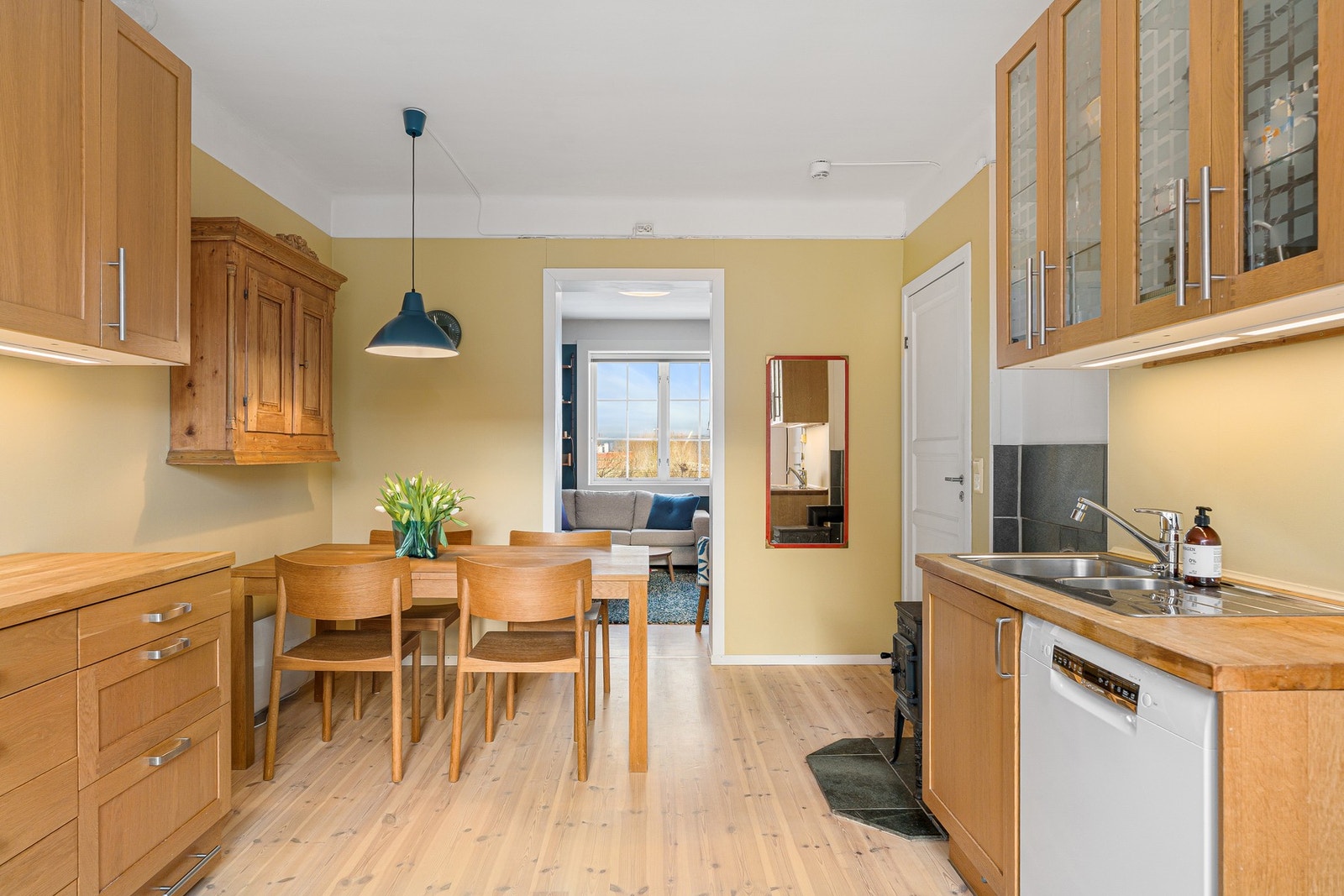 Kjøkkeninnredning med profilerte fronter og heltre benkeplate, som gir et klassisk og tidløst uttrykk. Galleribilde