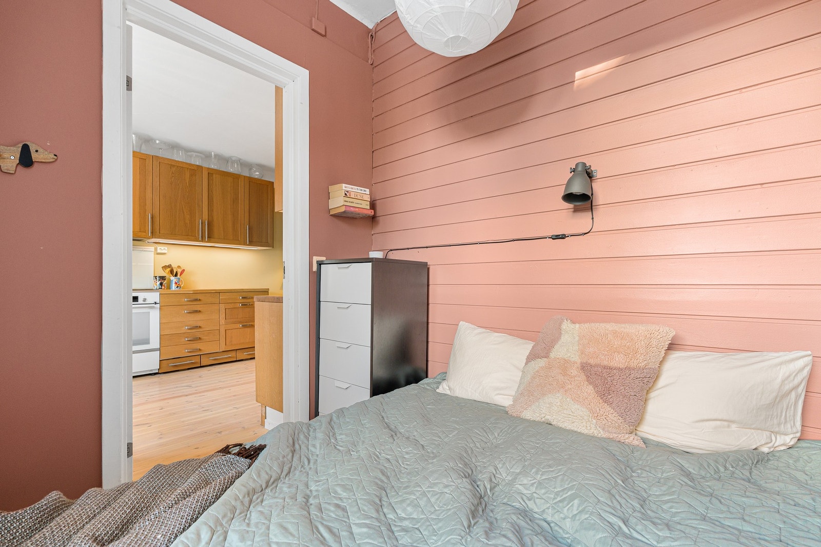 Soverommet har en skjermet beliggenhet i boligen og oppleves som et rolig og tilbaketrukket rom. Galleribilde