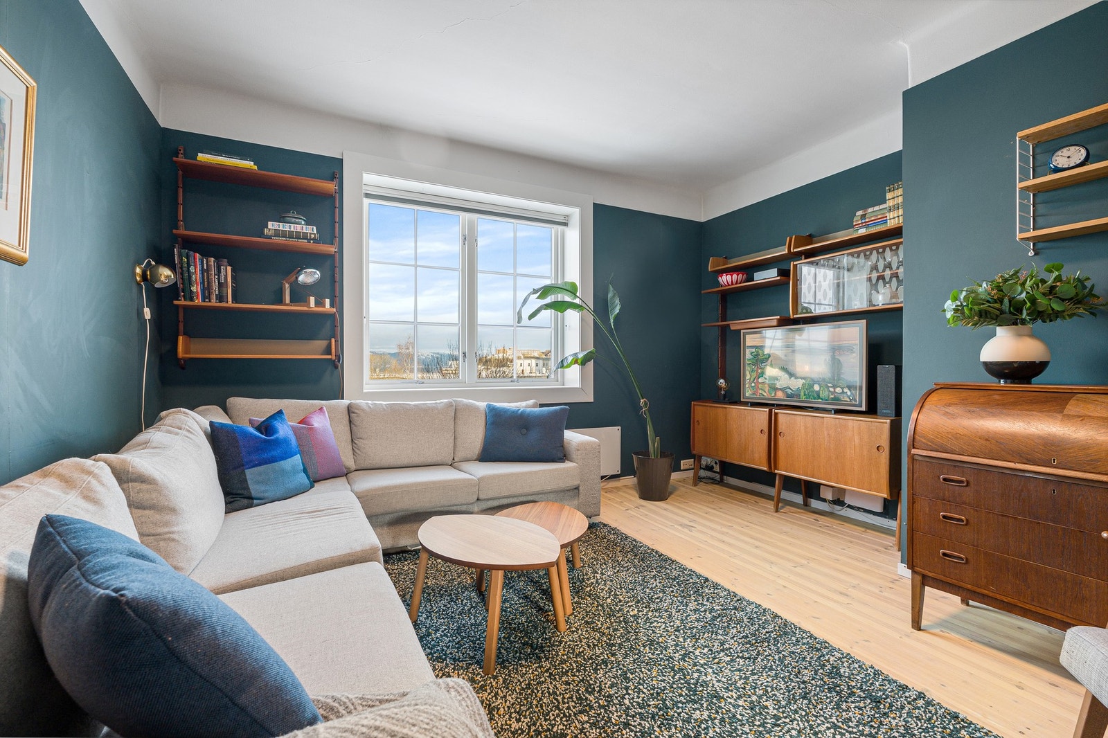 Toppleiligheten er på romslige 60 kvm BRA. Veldrevet borettslag som nylig har gjort store oppgraderinger. Galleribilde