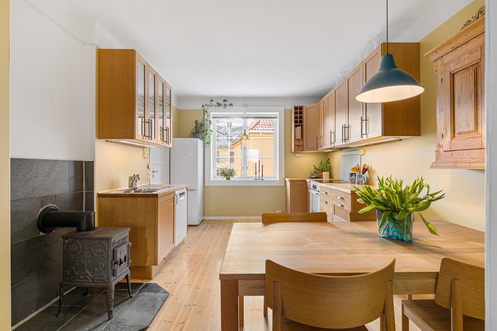 Funksjonelt kjøkken med god lagringsplass og hyggelig spiseplass. Vedovnen bidrar til både varme og en lun atmosfære i rommet. Galleribilde