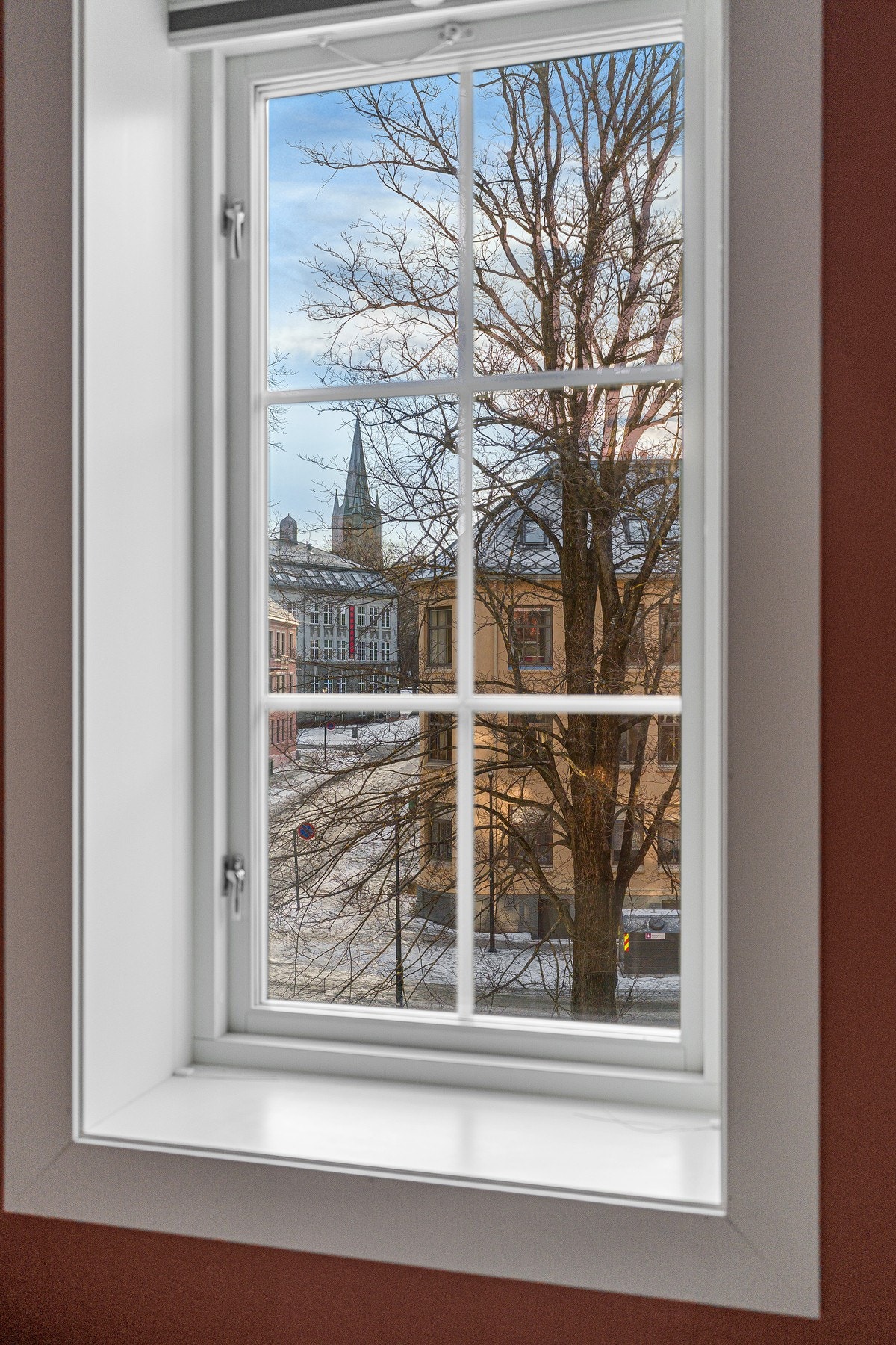 Fra boligen er det hyggelig utsyn mot nærliggende bebyggelse. Galleribilde