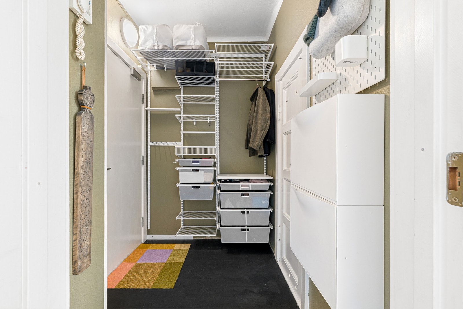 Innbydende entré med plass til oppheng av klær og oppbevaring, noe som gir en ryddig og funksjonell velkomst. Galleribilde