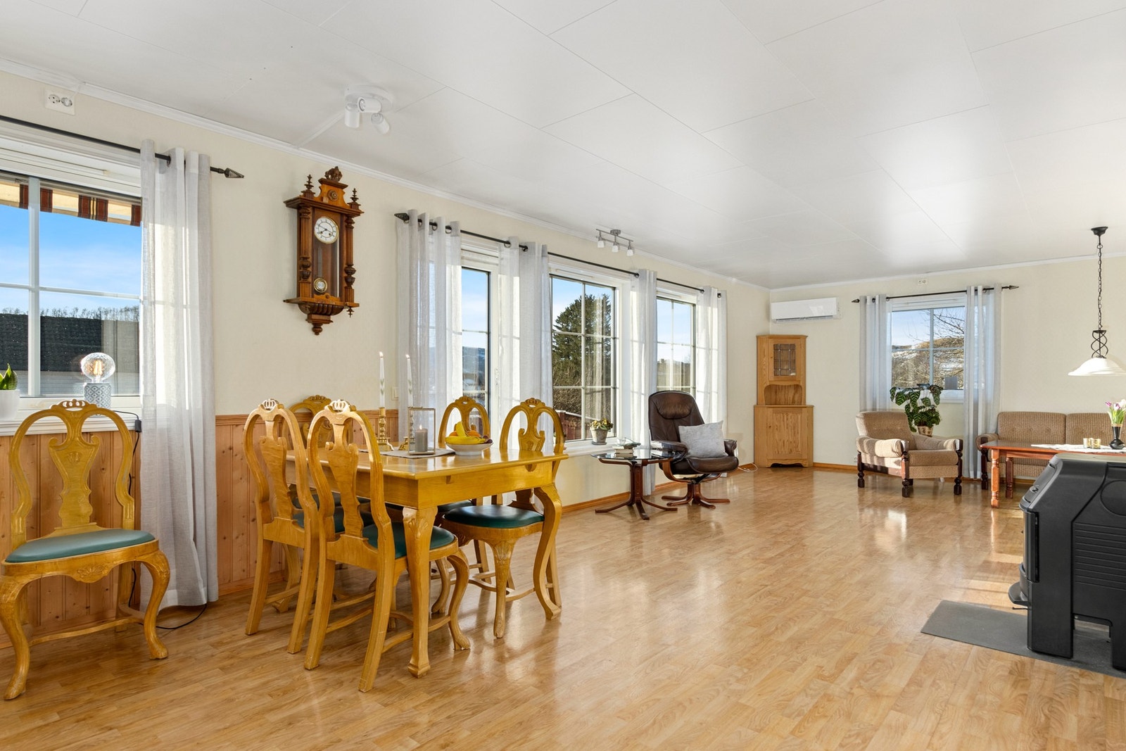 Stue - romslig og masse lysinnslipp! Galleribilde