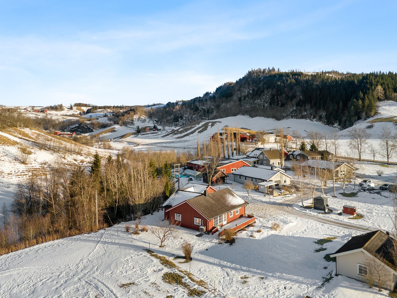 Oversiktsbilde - boligen ligger pent til i feltet. Galleribilde