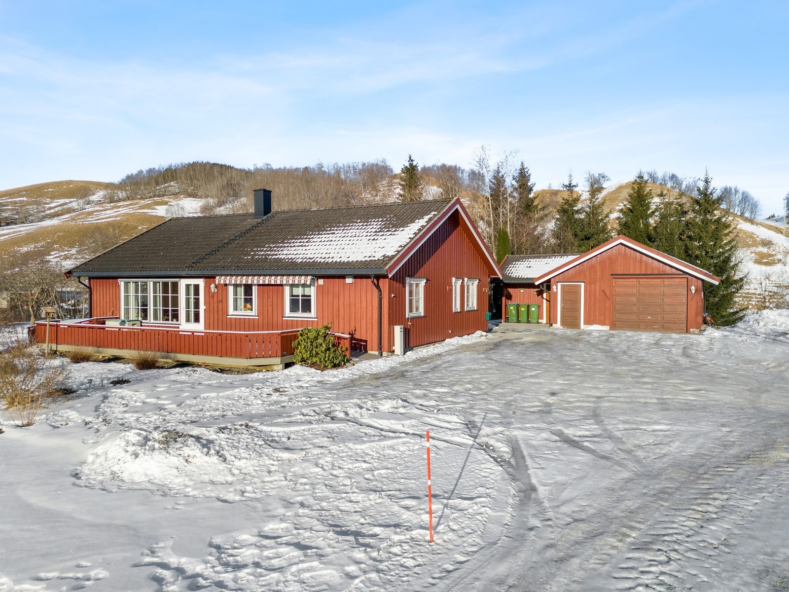 Eneboligen er fra 200 og har tilhørende garasje og lagringsplass. Galleribilde