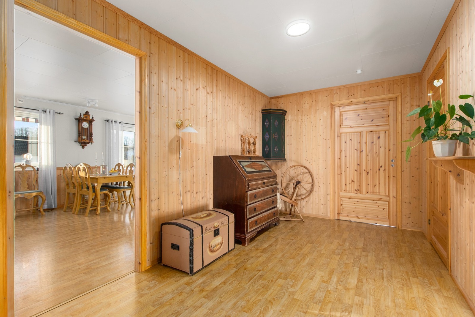 Romslig gang. Galleribilde