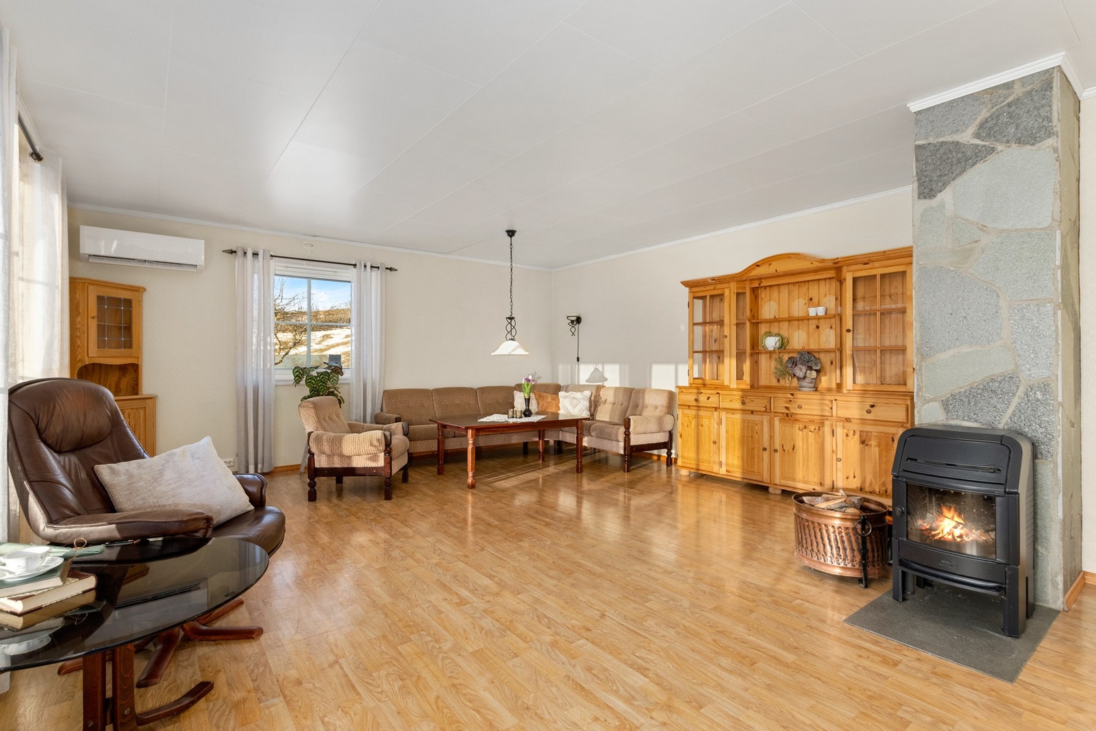 Stue. Boligen har oppvarming via varmepumpe og vedovn. Galleribilde