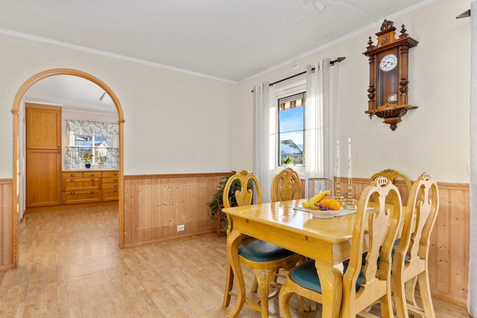 Stue med inngang til kjøkken. Galleribilde