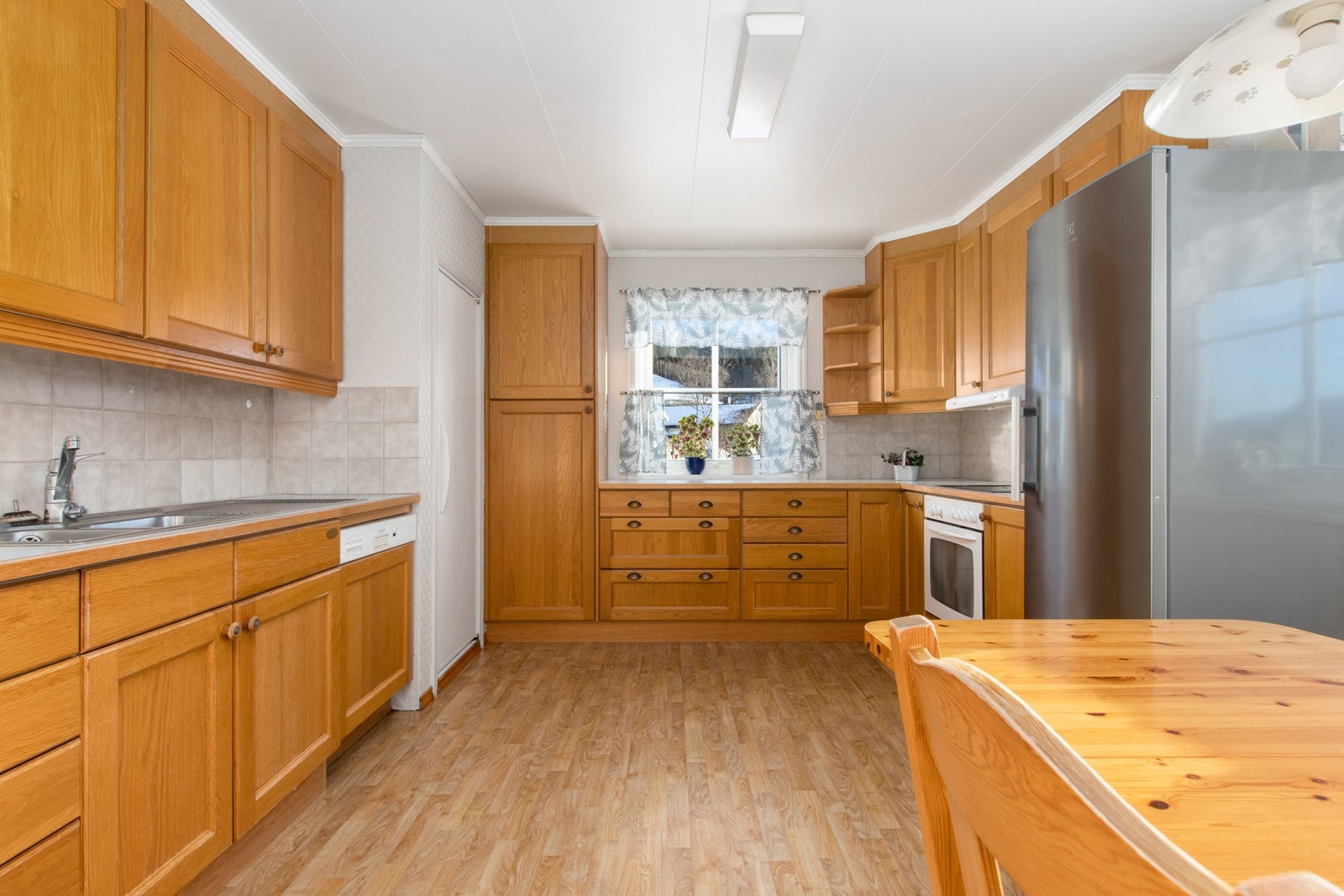 Romslig kjøkken med god plass. Galleribilde