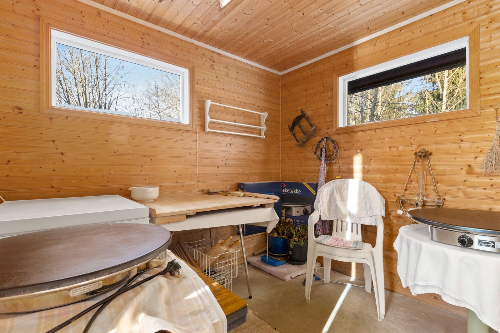 Bakstrom i tilknytning til garasjen. Galleribilde