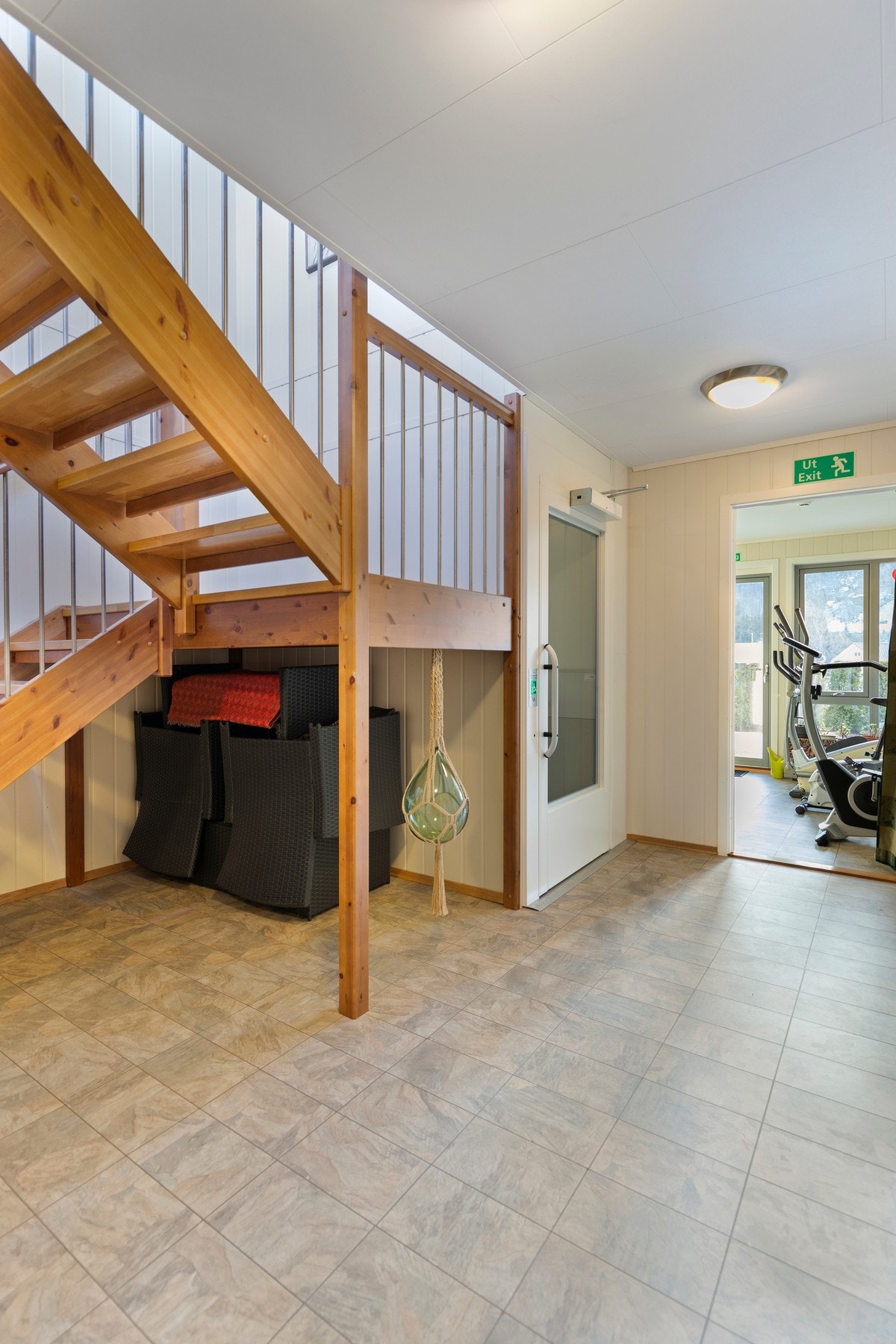 Flotte fellesareal med trapperom og heis Galleribilde