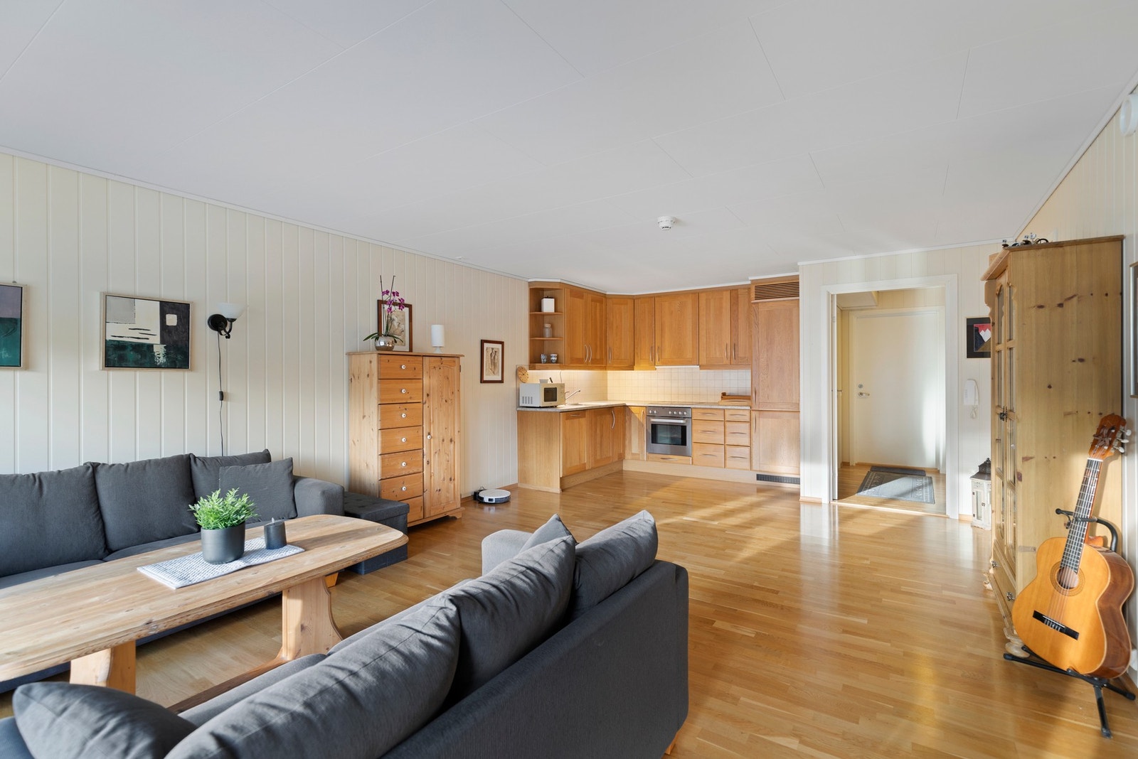 Rommet har store vindusfelt som gir mye naturlig lys, og i kombinasjon med åpen løsning gir en svært god romfølelse Galleribilde