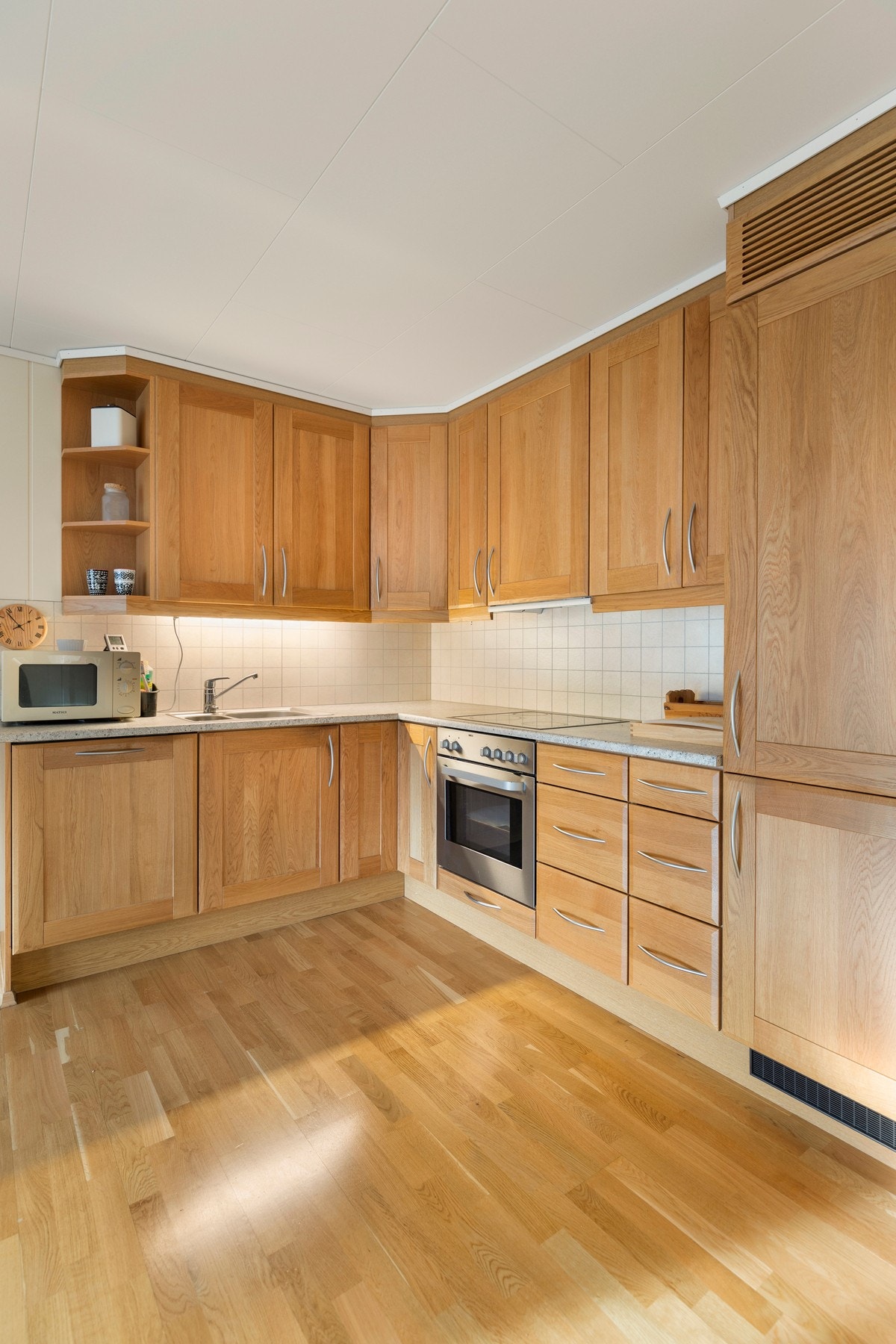 Av utstyr er det montert integrert stekeovn og platetopp, samt fullintegrert kjøleskap/fryser og oppvaskmaskin Galleribilde