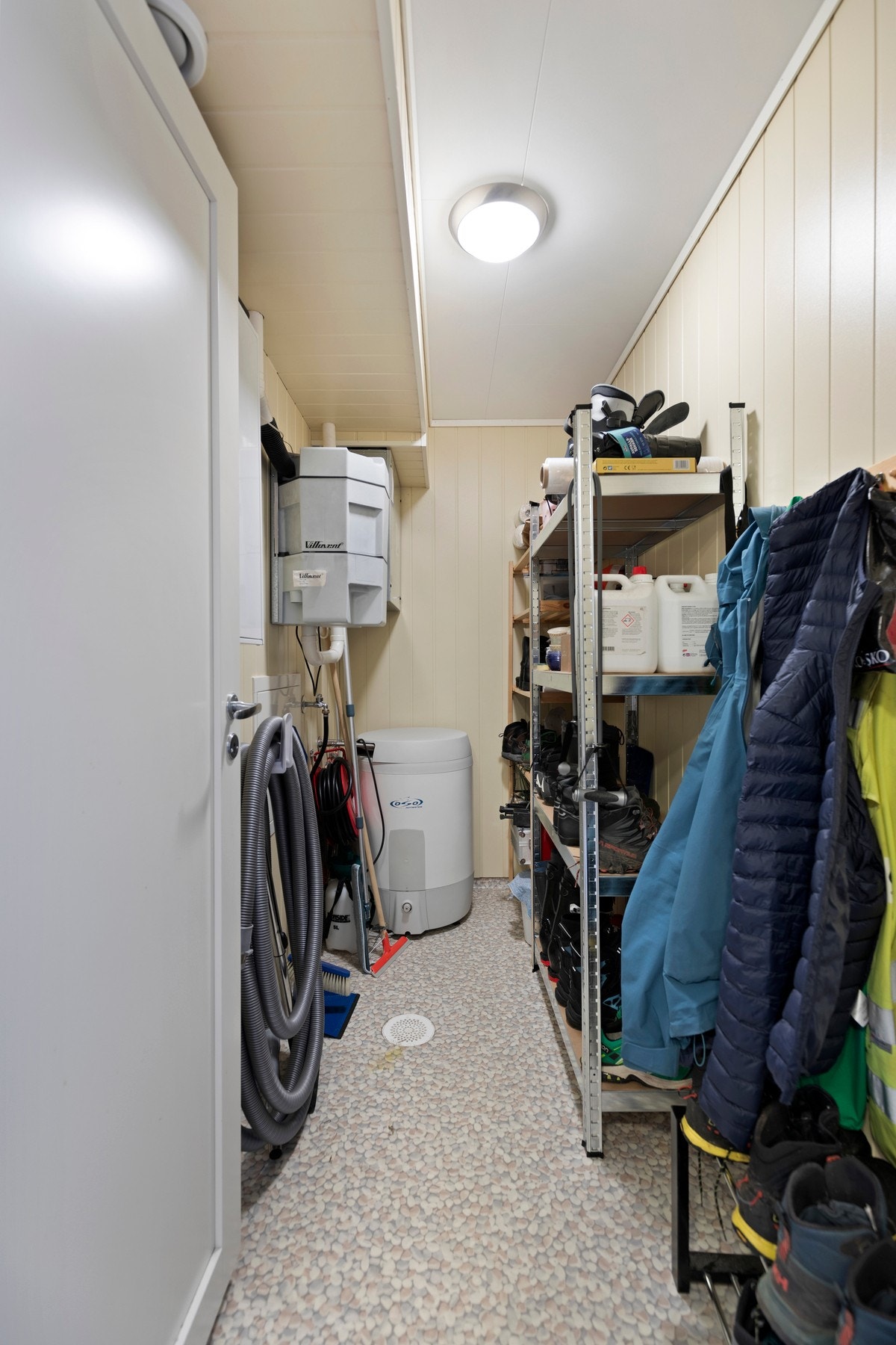 Leiligheten har også en innvendig bod/teknisk rom, hvor det blant annet er montert sikringsskap med automatsikringer, rørskap for rør-i-rør, vvbereder, sluk og ventilasjonsanlegg for balansert ventilasjon Galleribilde