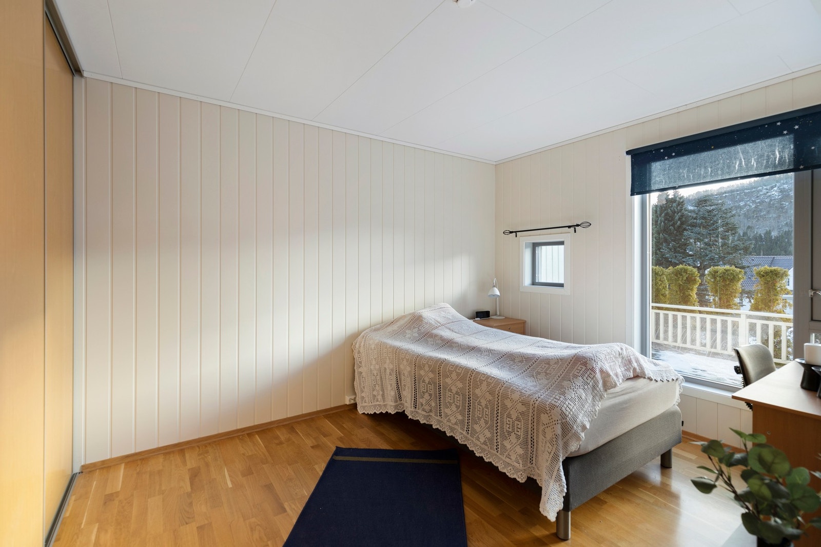 Soverommet er romslig på størrelse, og har montert skyvedørsgarderobe Galleribilde