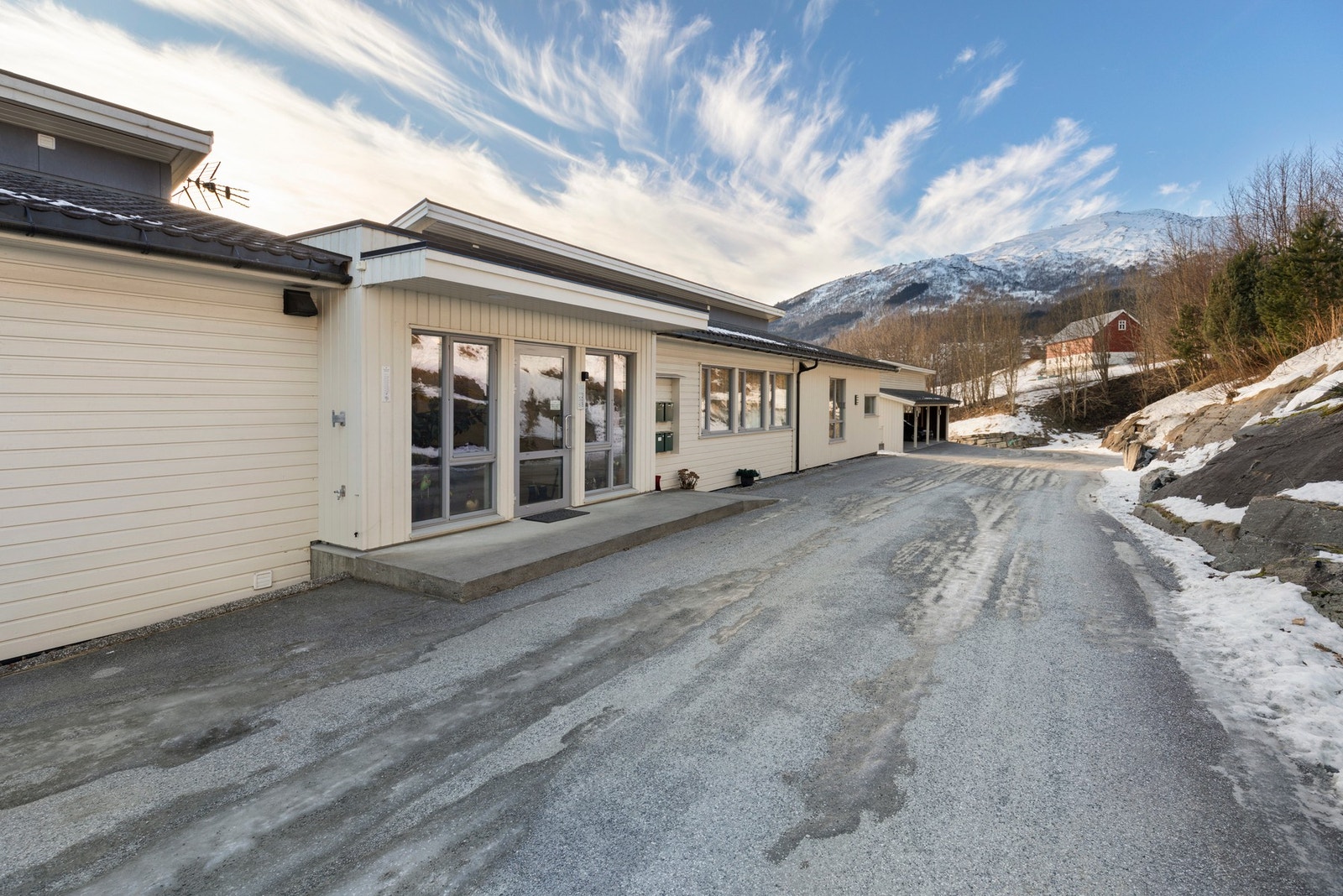 Leilighetene har et felles, overbygd inngangsparti på nordsiden med callinganlegg. Både trapp og heis i bygget Galleribilde