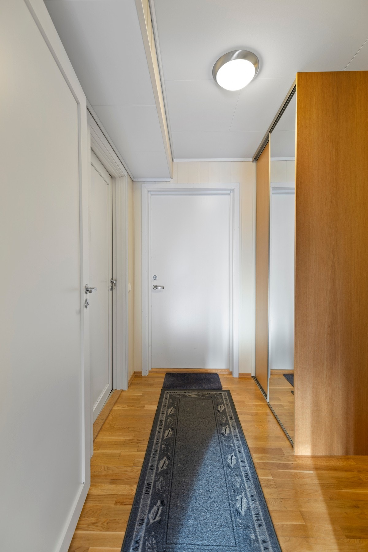 Entrèen har montert skyvedørsgarderobe, og det er delvis åpen løsning mot stue som gjør leiligheten lettstelt Galleribilde