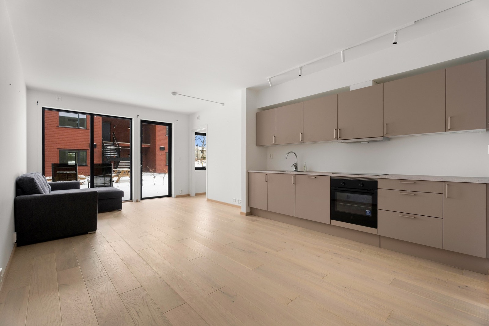 Fra stuen er det utgang til en markterrasse på 9 kvm Galleribilde