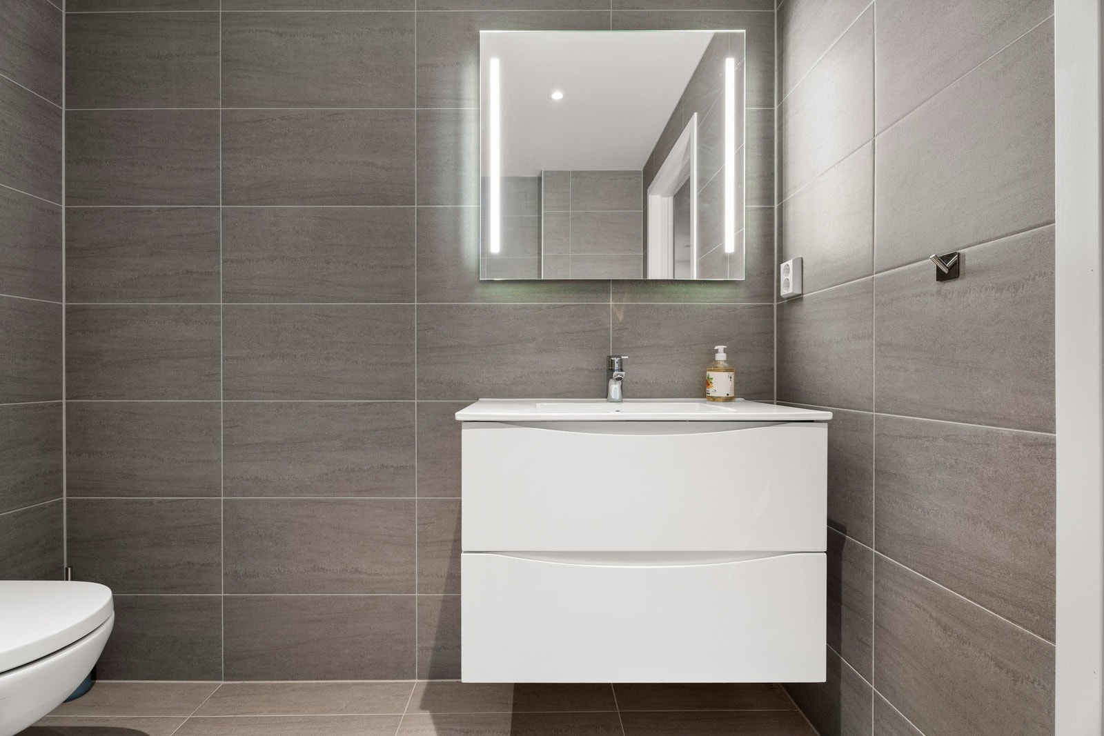 Innredning med skuffeseksjon og servant Galleribilde