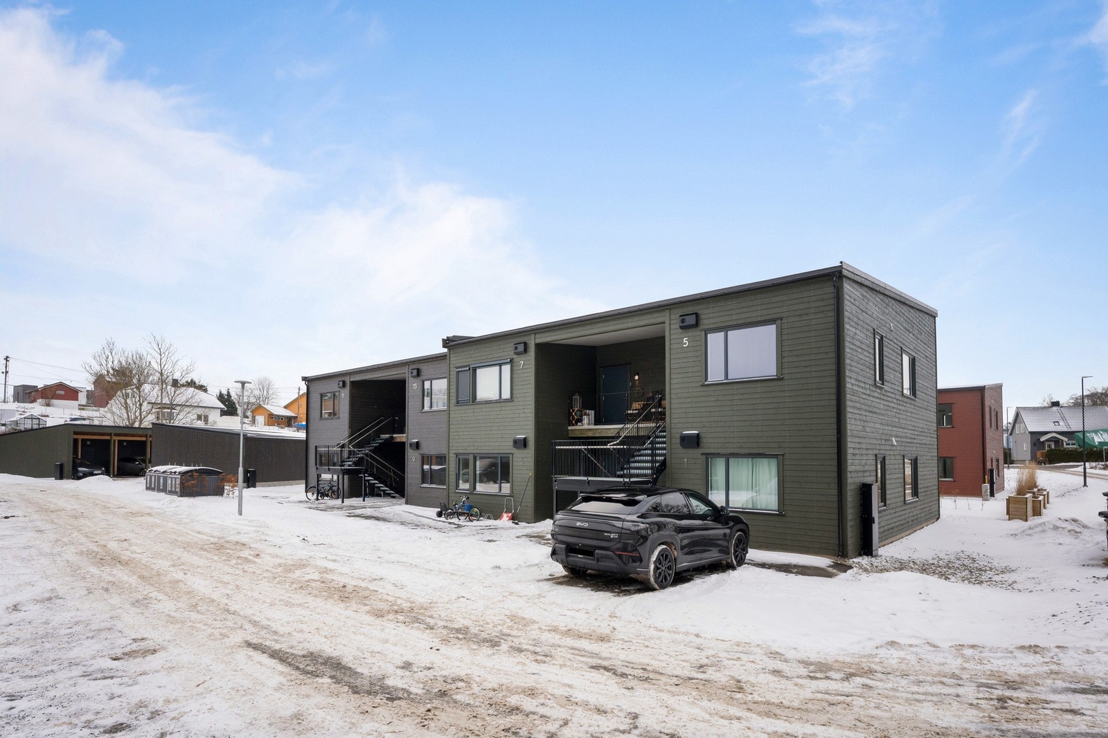 I nærområdet finner du både nærbutikk, skoler, barnehager og flotte turområder Galleribilde