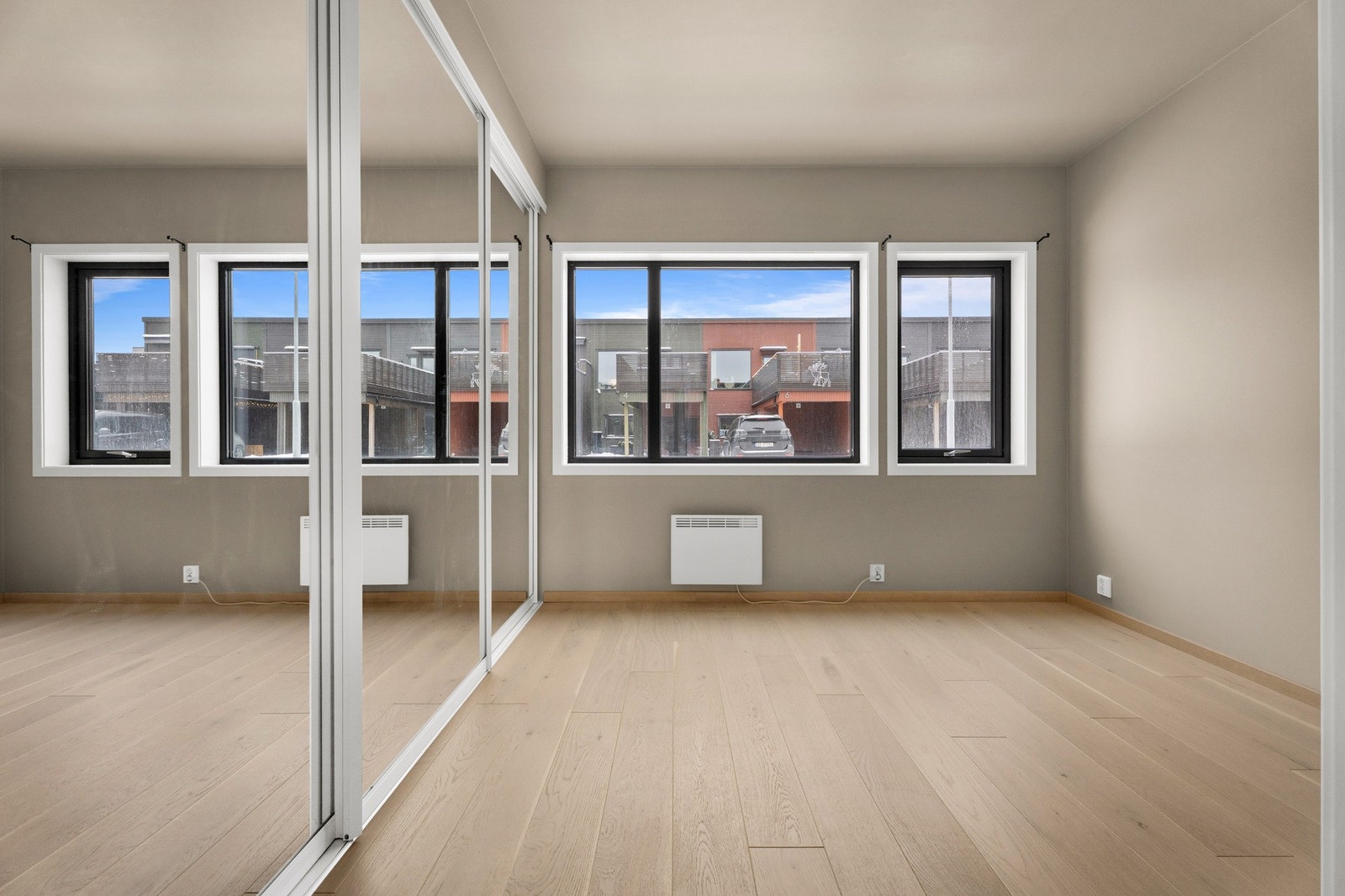 Hovedsoverommet er av god størrelse og en romslig skyvedørsgarderobe Galleribilde