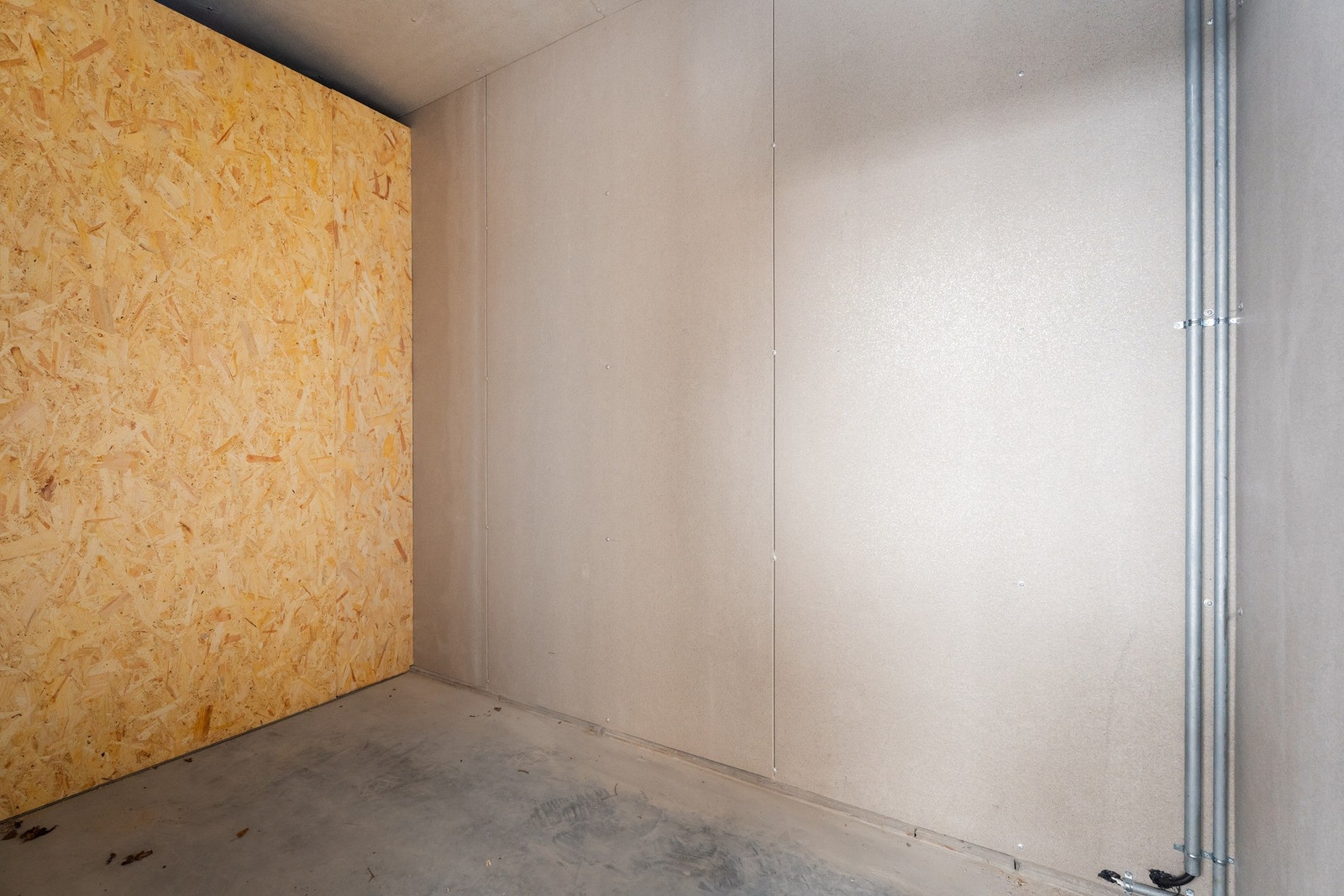 På innsiden av carporten er det en romslig sportsbod Galleribilde