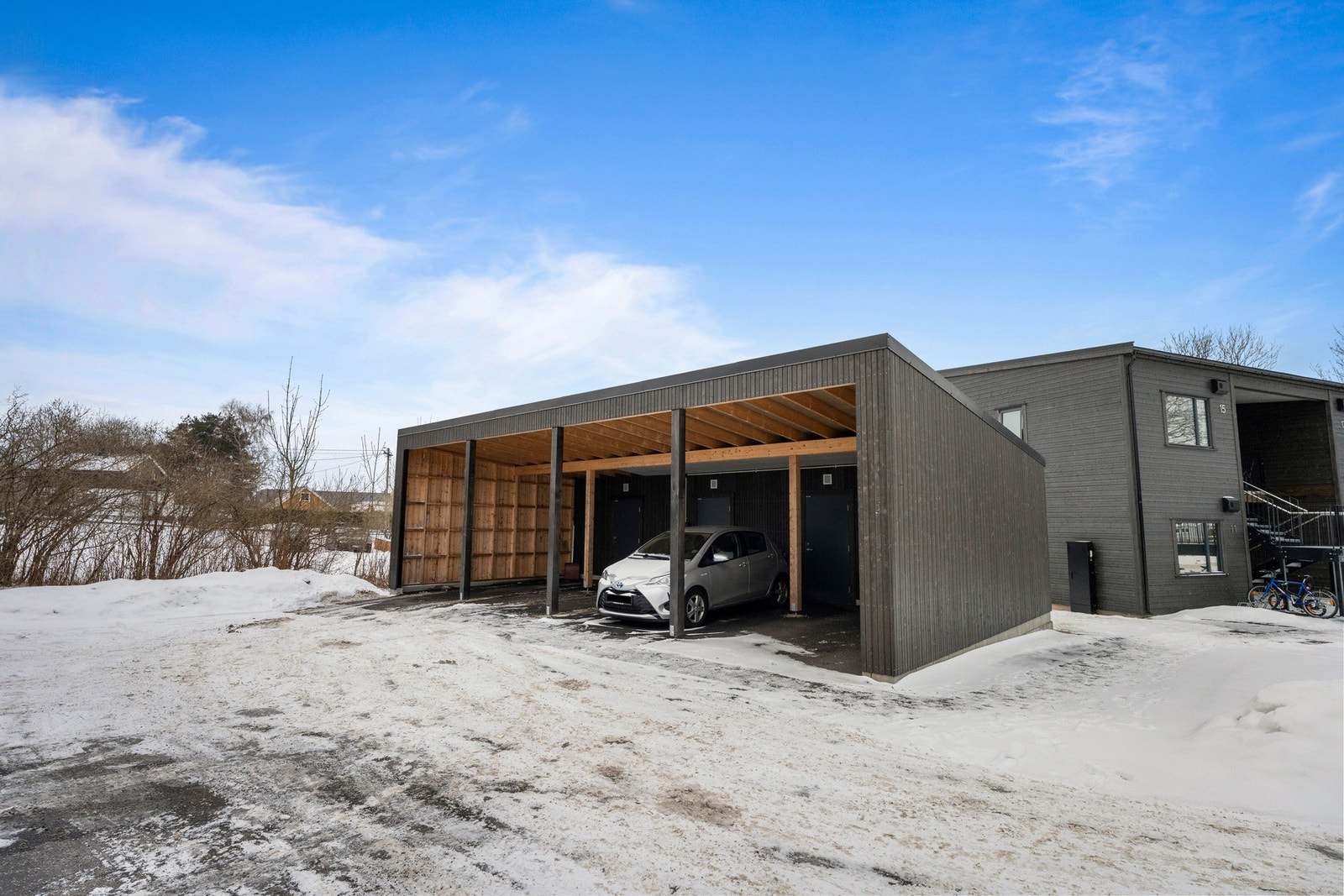 Det medfølger parkering i carport Galleribilde