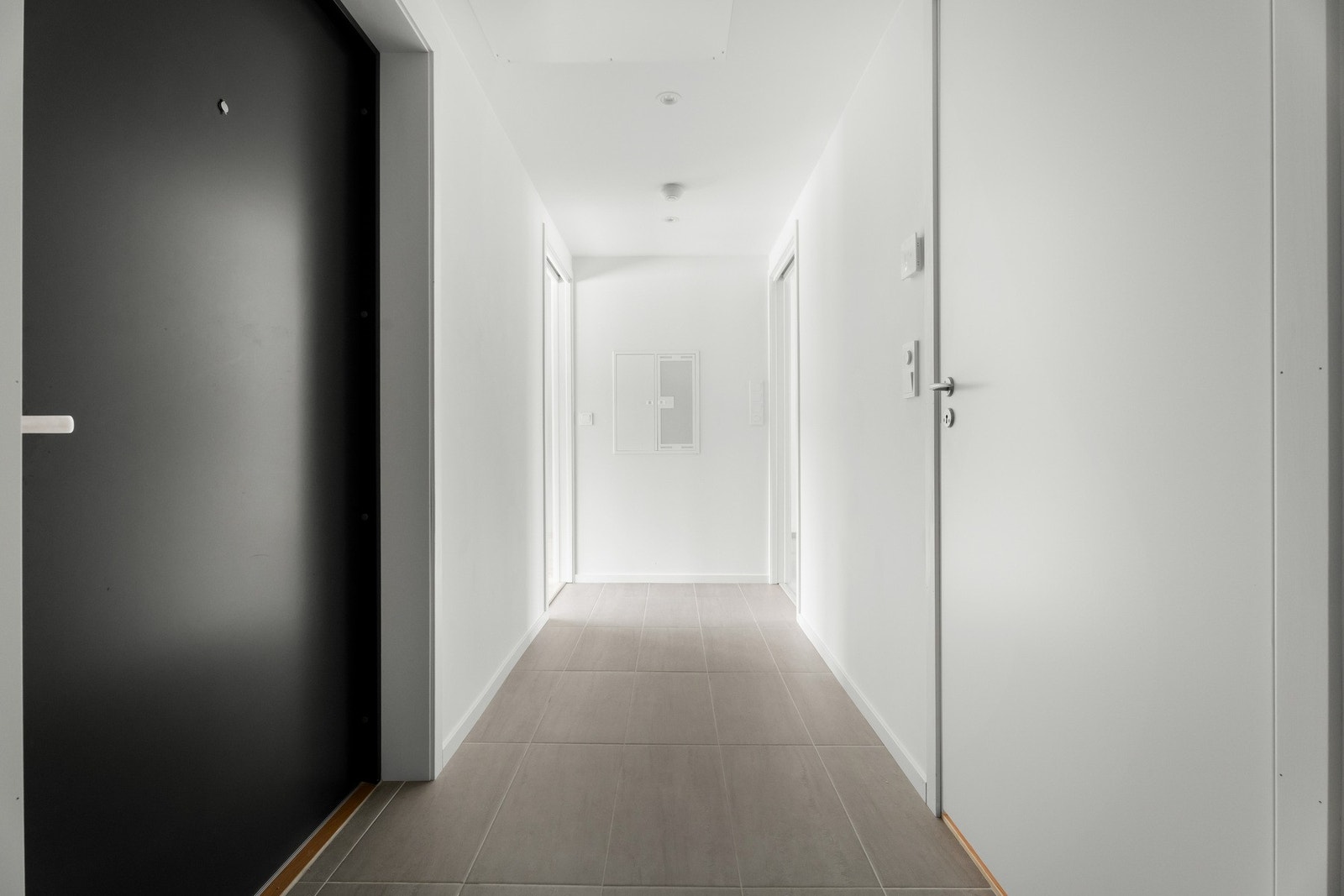 Velkommen inn! En lys entré med plass til å henge fra seg yttertøy Galleribilde