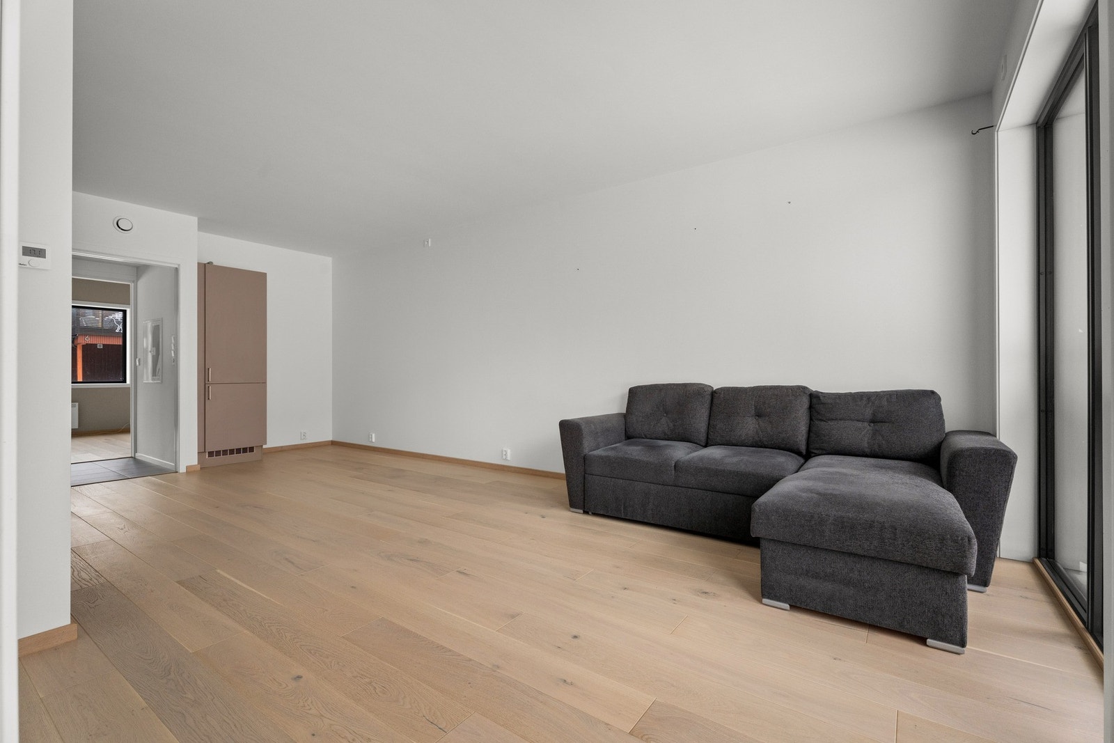 I stuen er det parkett på gulv og nøytrale farger på veggene Galleribilde