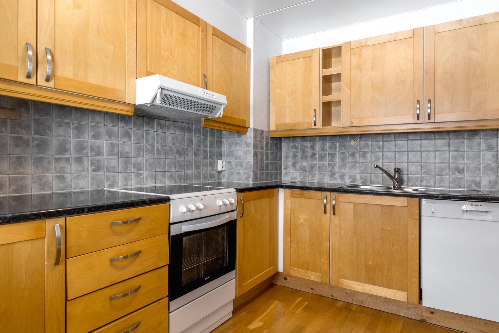 Kjøkkenet er utstyrt med komfyr, oppvaskmaskin og kjøl- fryseskap. Galleribilde