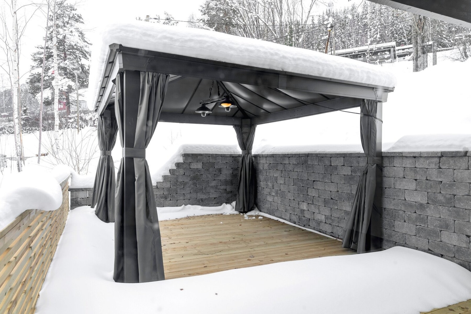 Trivelig terrasse utenfor stuen som ble laget i 2025. Galleribilde