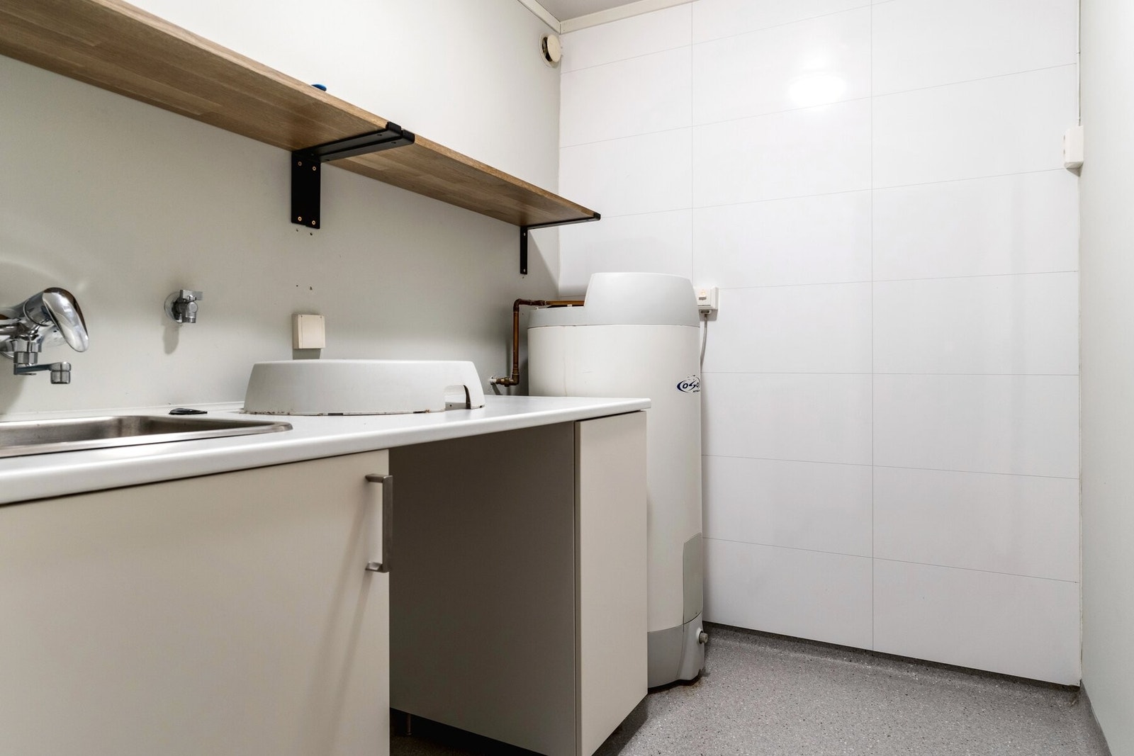 Vaskerommet ble pusset opp i ca. 2020 med belegg på gulv og baderomsplater på veggene. Det er montert innredning med vask og det er opplegg for vaskemaskin. Galleribilde