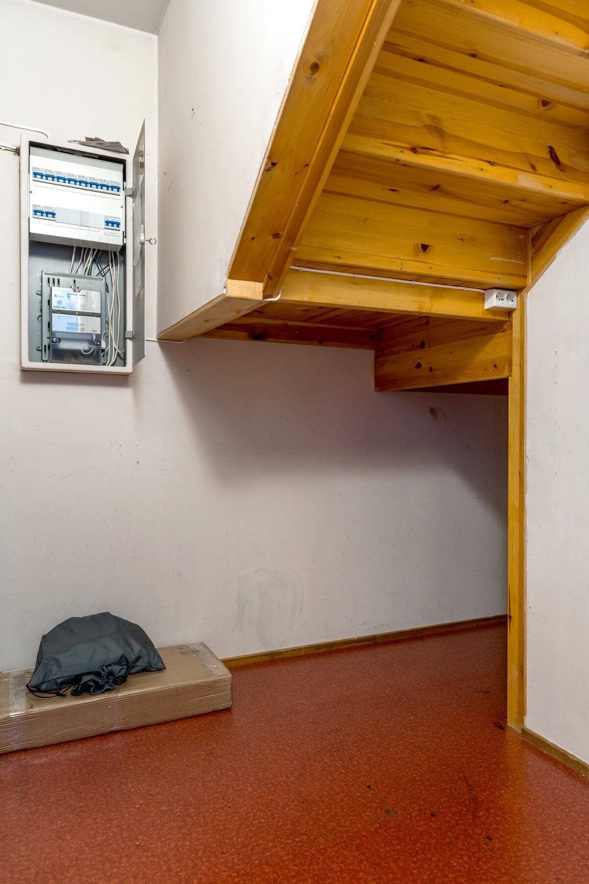 Liten bod under trappen. Galleribilde