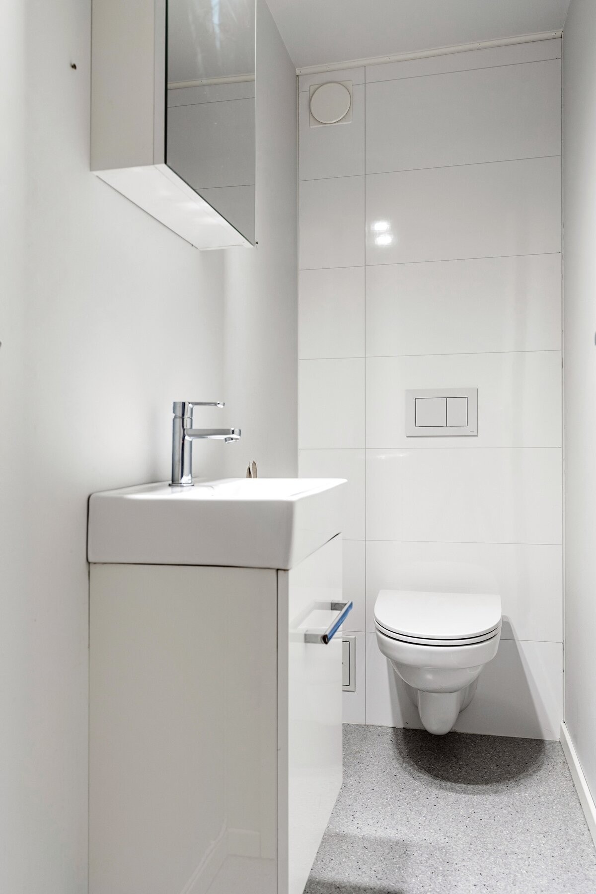 Praktisk toalettrom i 1. etasje som ble oppgradert i 2020. Galleribilde