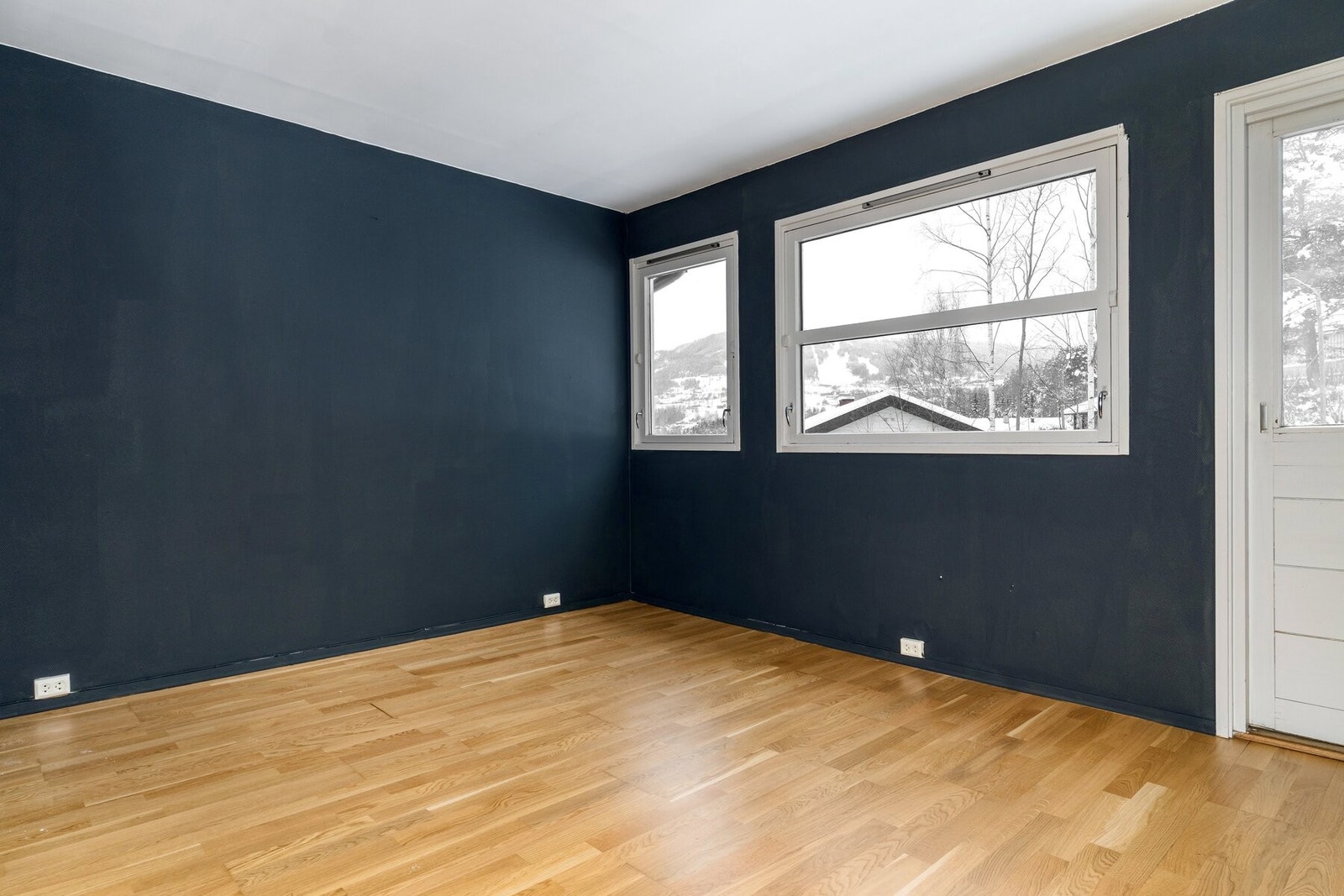 Stort hovedsoverom i 2. etasje med utgang til egen balkong. Galleribilde