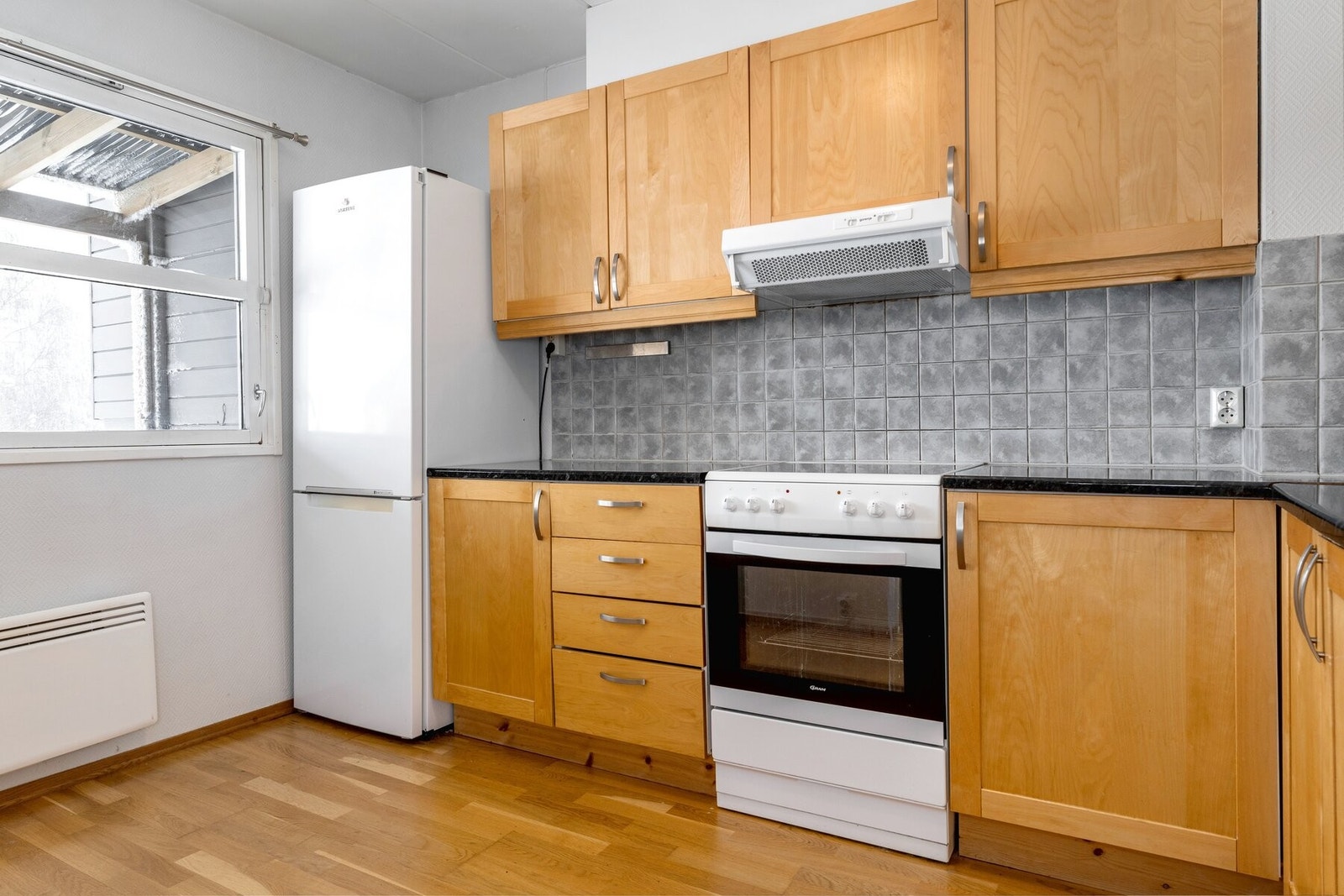 Separat kjøkken med god benkeplass, over- og underskap. Galleribilde