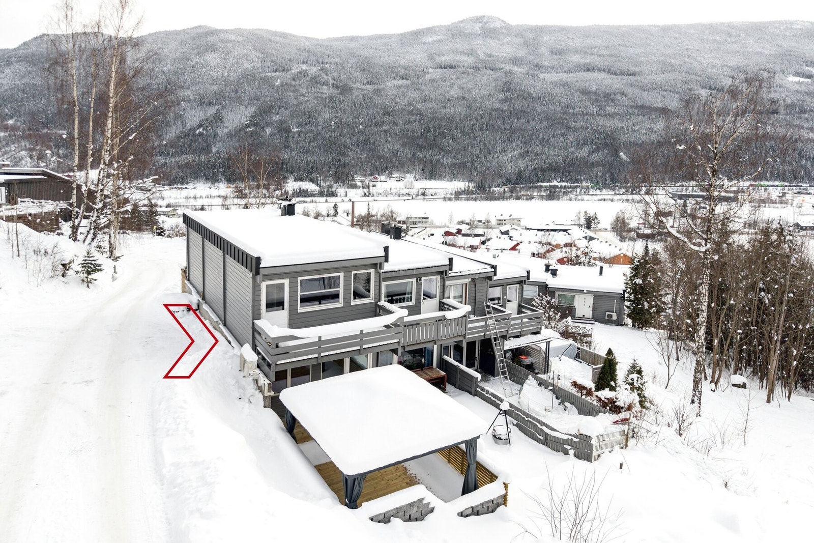 Parkeringsplass rett utenfor husveggen. Galleribilde