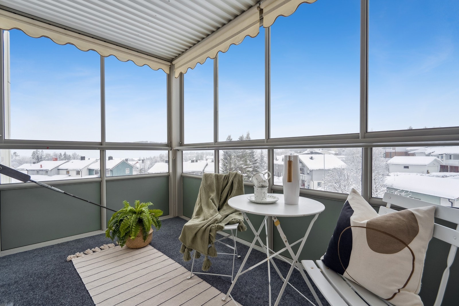 Leiligheten ligger i 3. etasje og byr på flott utsikt og gode solforhold fra balkong! Galleribilde