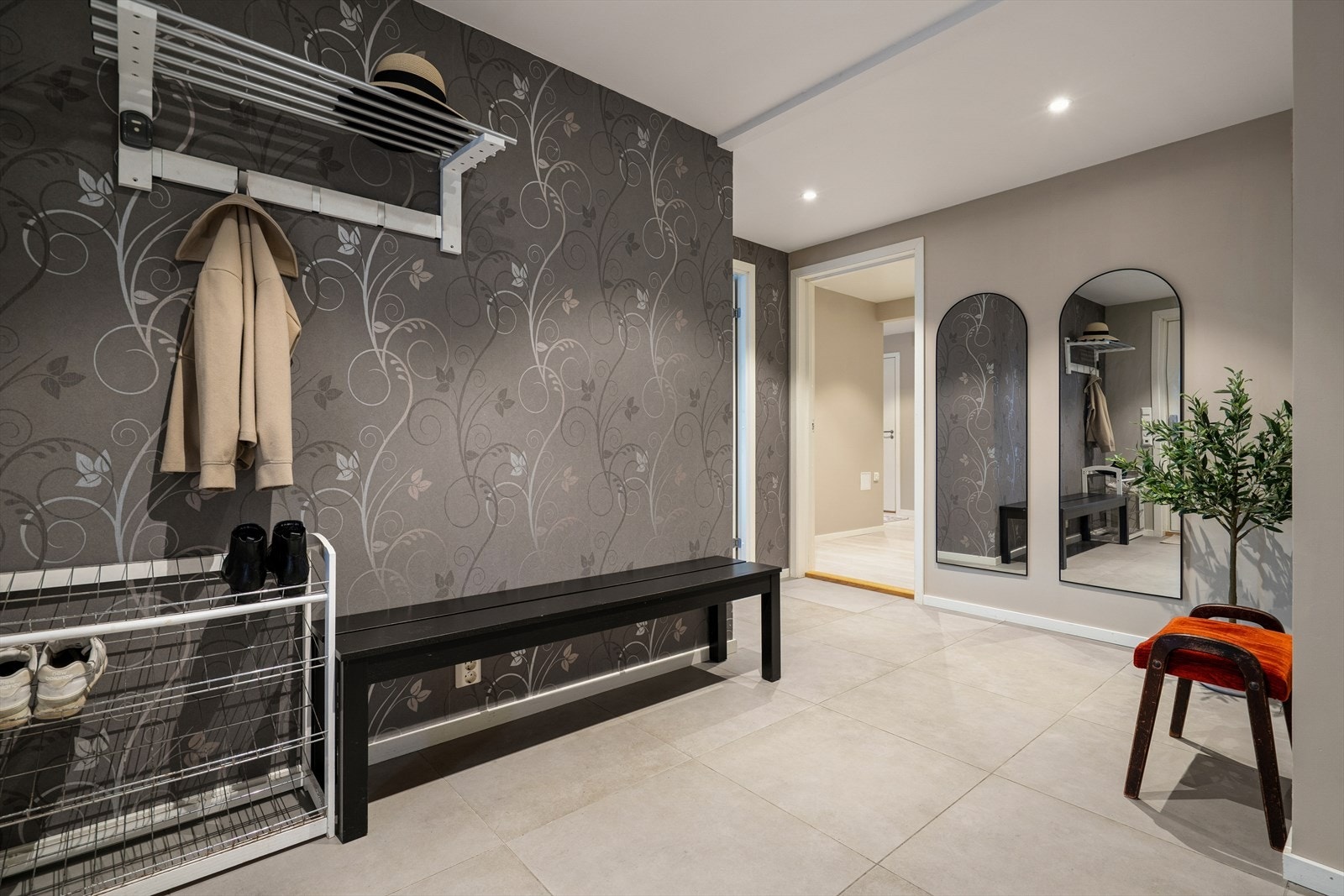 Her finner du skyvedørsgarderobe og hattehylle som gir god plass til oppbevaring av yttertøy - Entréen har en planløsning som gjør det enkelt å holde orden, samtidig som den gir et godt førsteinntrykk av boligen Galleribilde