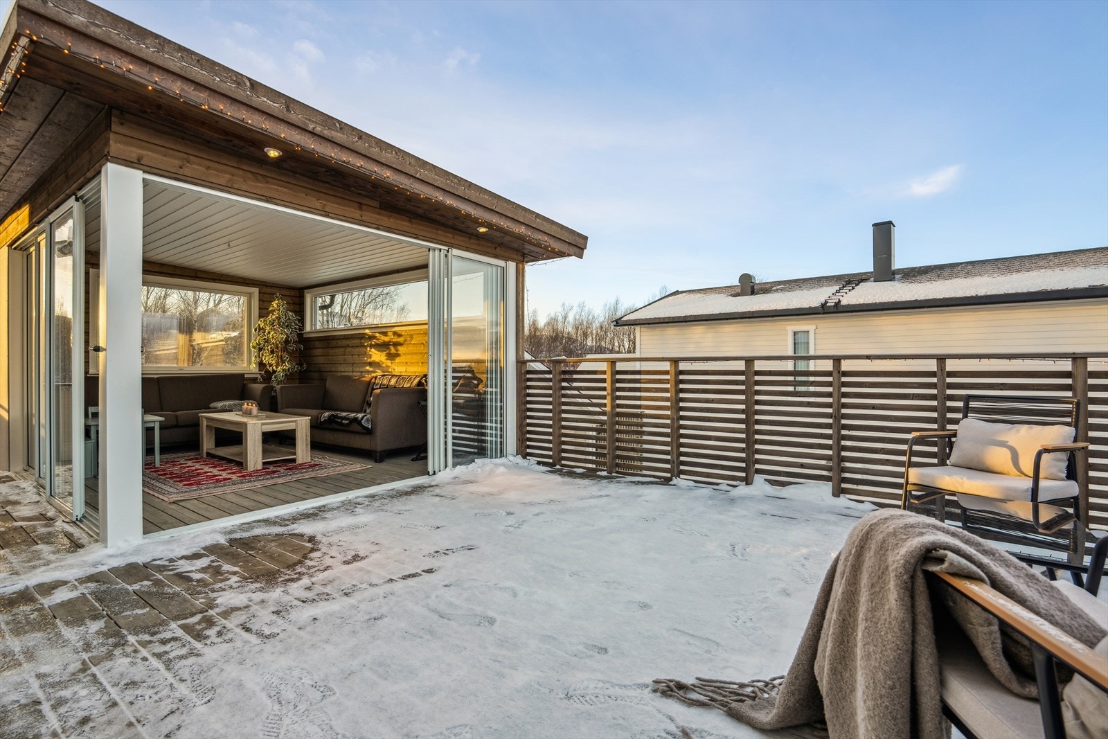 Det er etablert vinterhage på deler av balkongen (denne er ikke søkt/byggemeldt til kommunen) Galleribilde