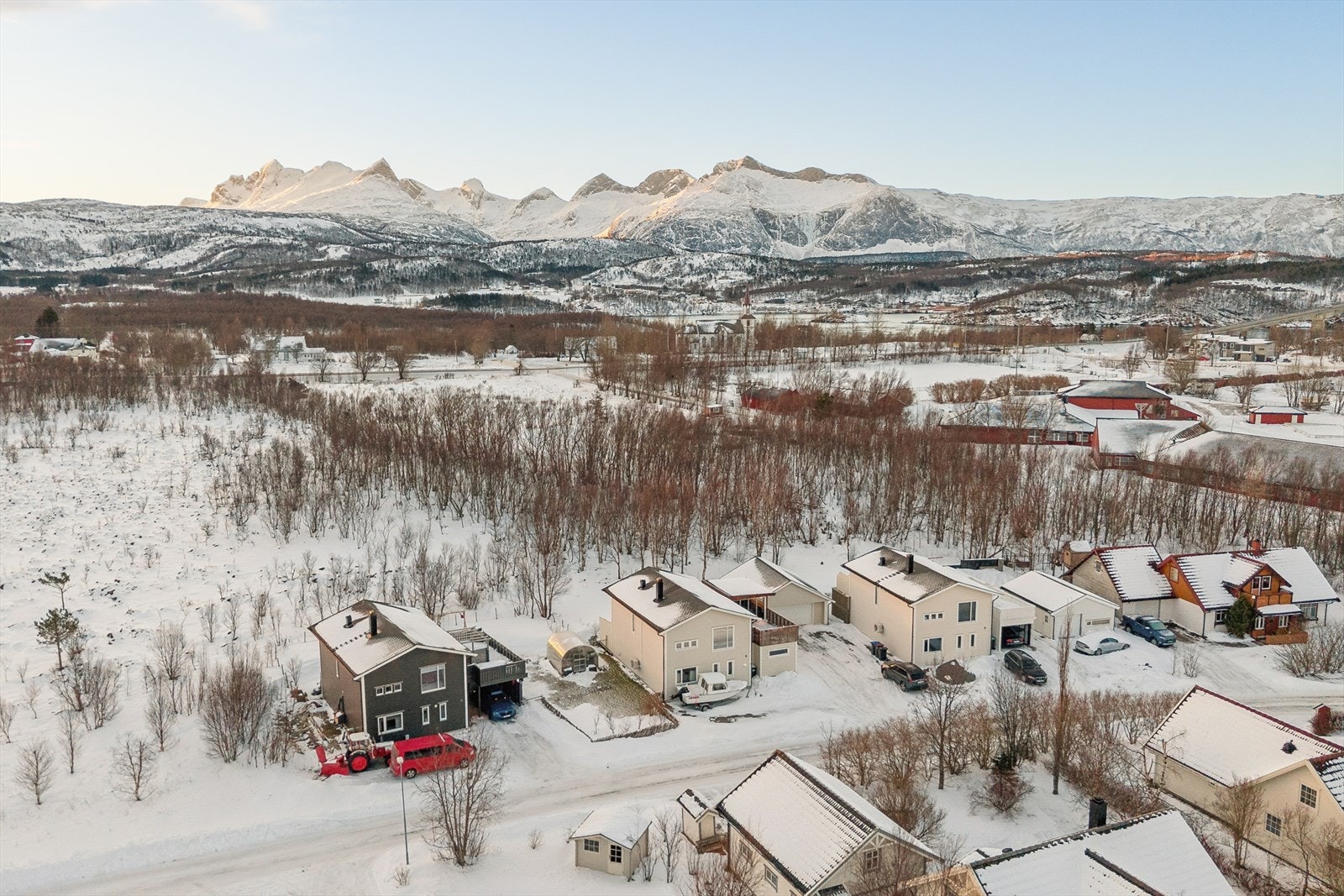 Området er også velkjent verdens sterkeste tidevannsstrøm og fjellområdene rundt (Børvasstindan) som byr på enestående turområder Galleribilde