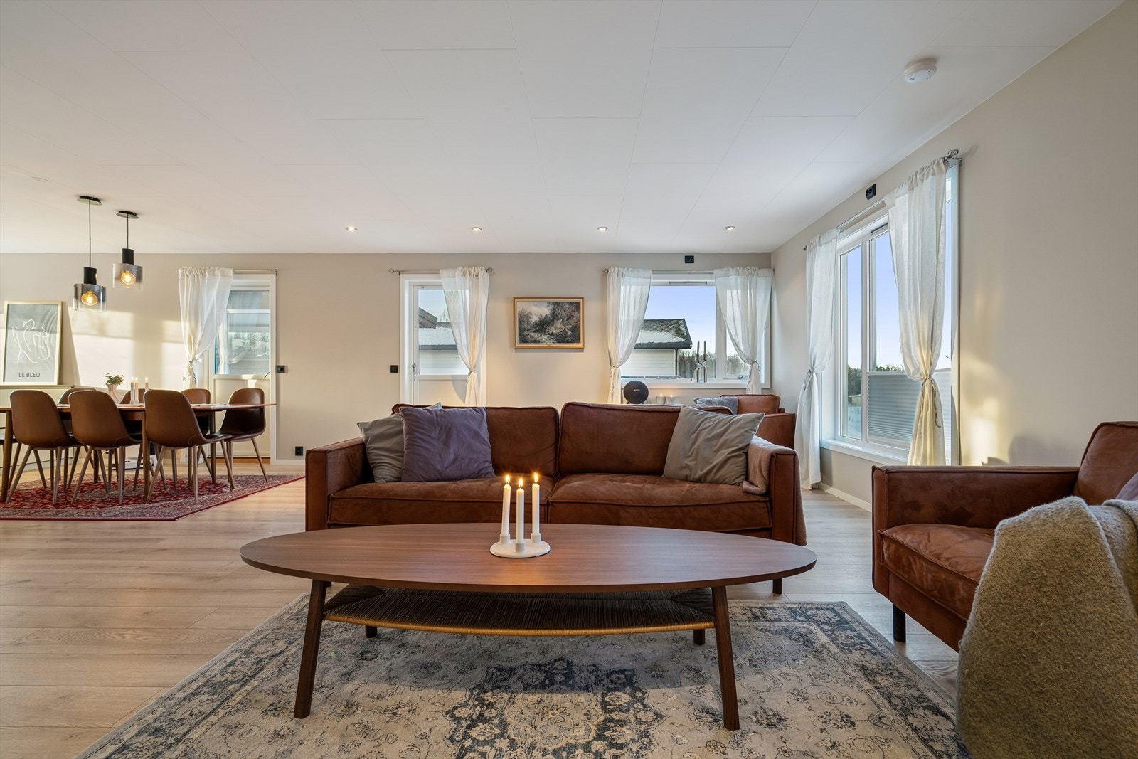 Den delen av stuen som er innredet med sittegrupper for TV og sosialt samvær, fremstår som romslig og inviterende Galleribilde